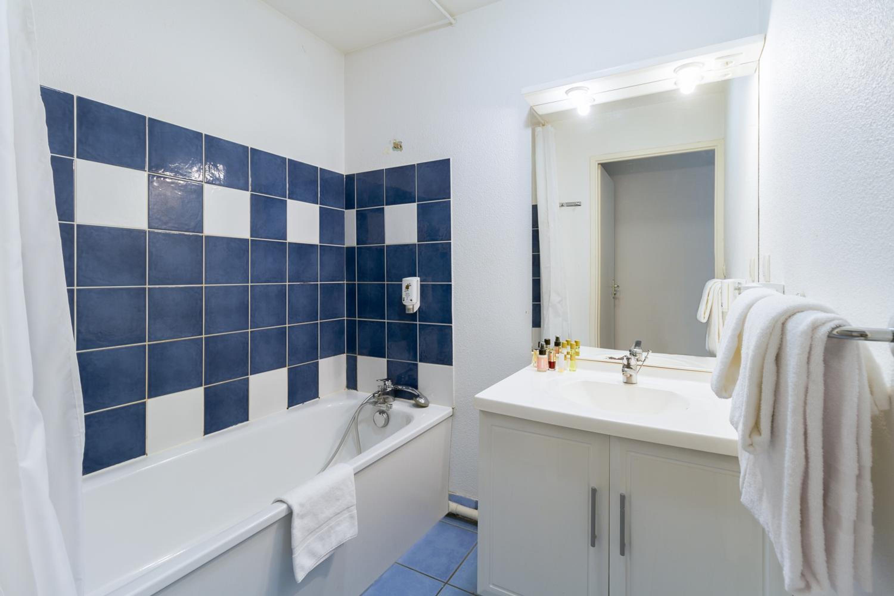 Three-Bedroom Apartment (8 Adults) - Photo 6