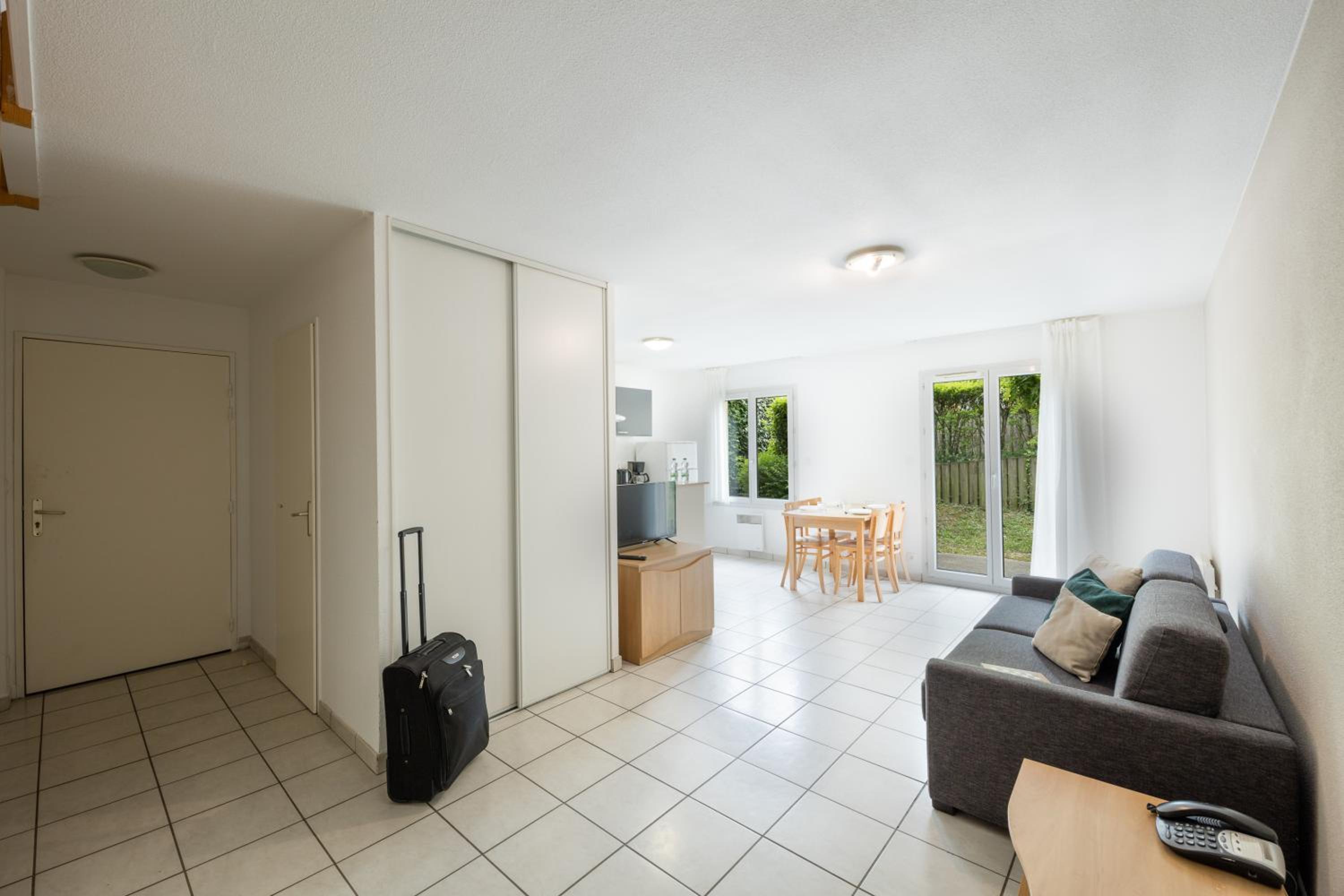 Two-Bedroom Apartment (6 Adults) - Photo 10