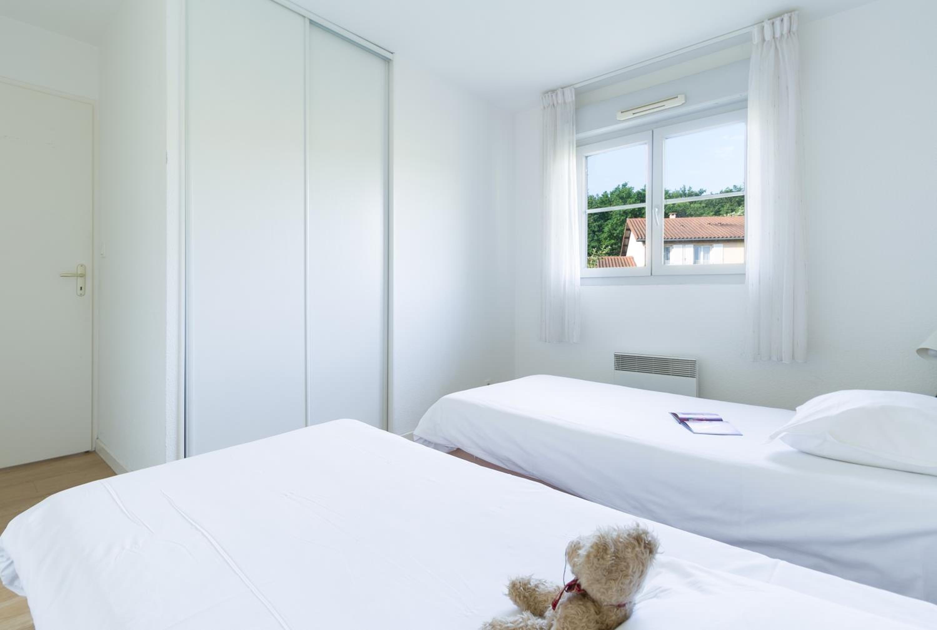 Three-Bedroom Apartment (8 Adults) - Photo 12
