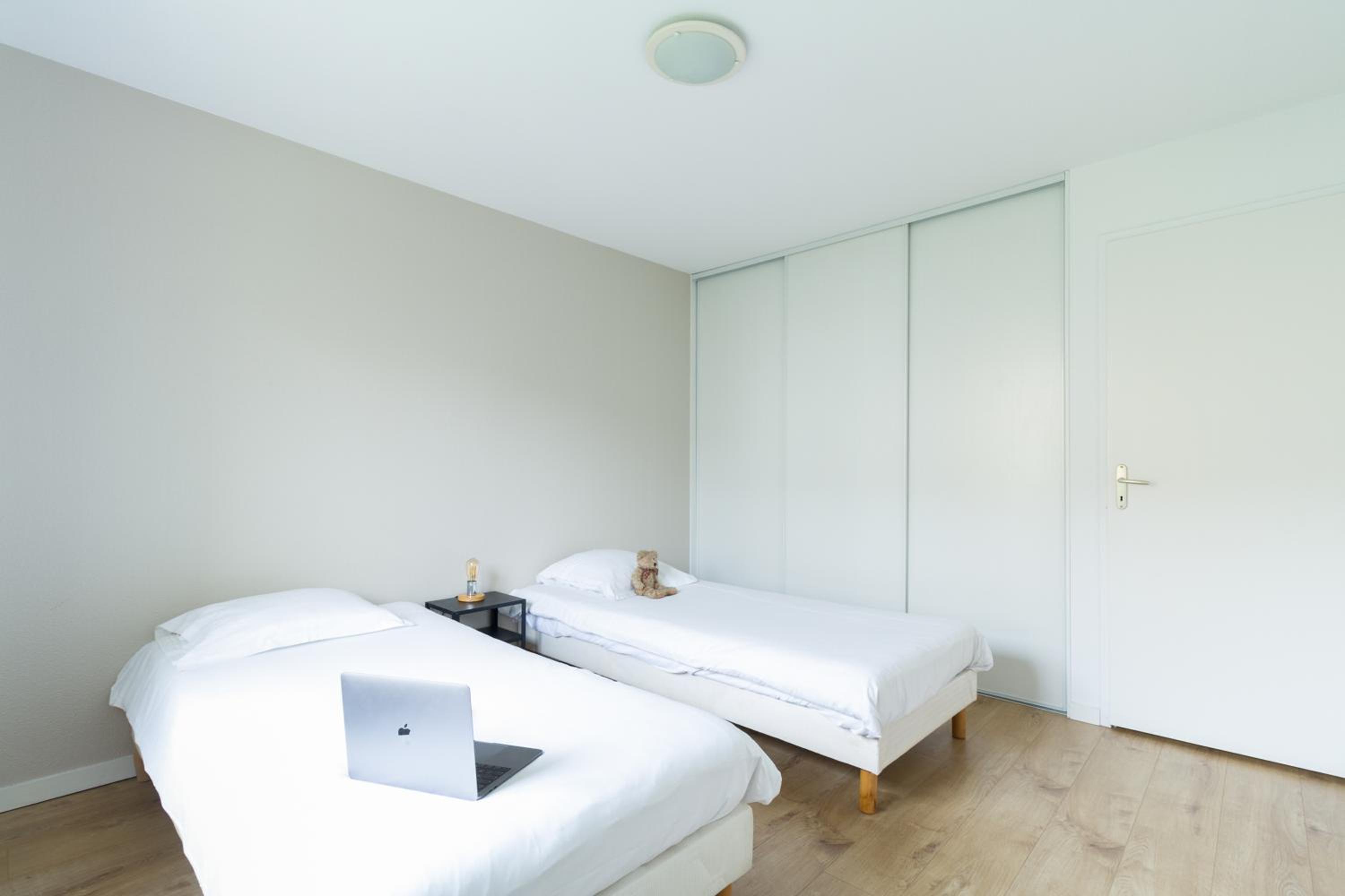 Three-Bedroom Apartment (8 Adults) - Photo 10