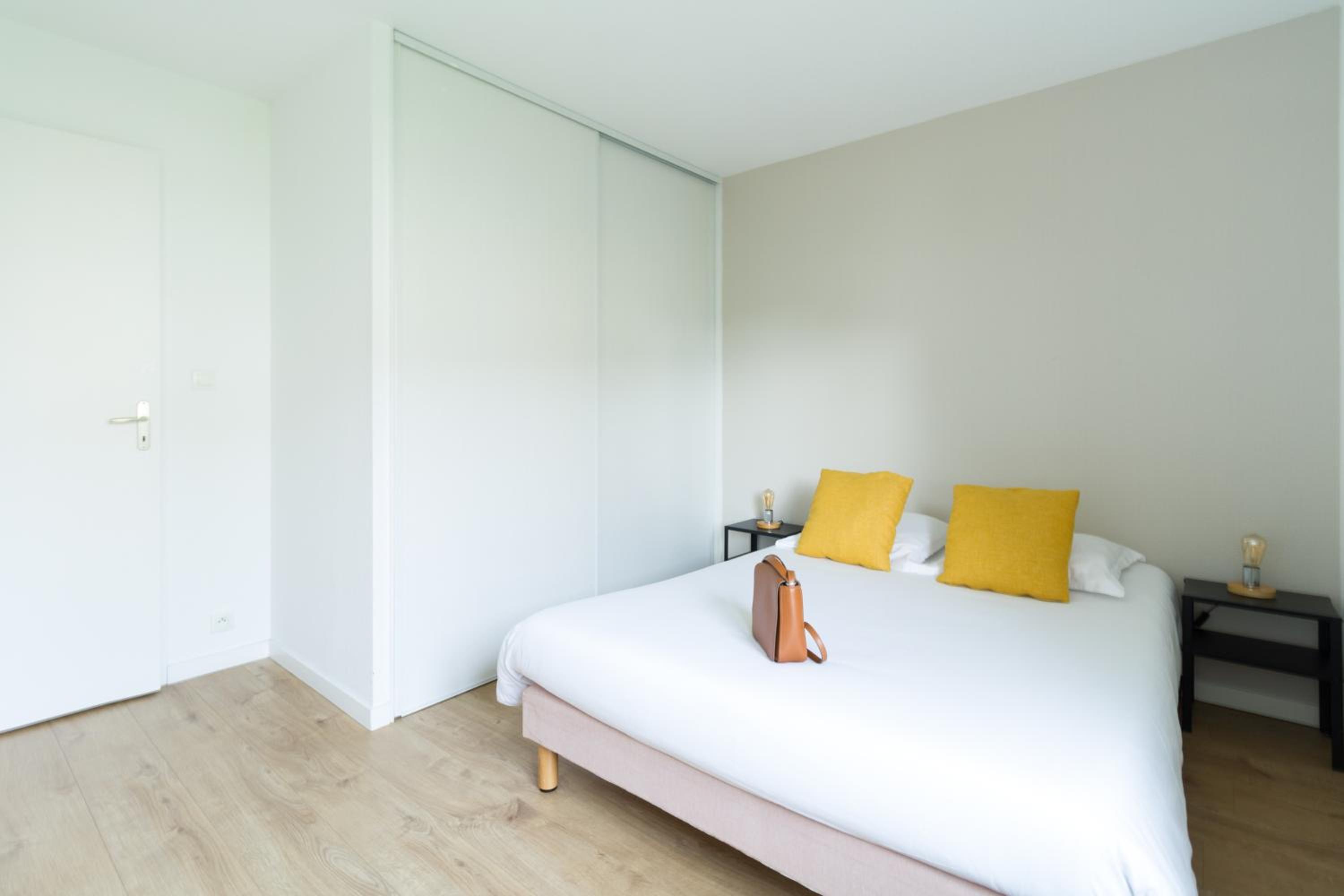 Three-Bedroom Apartment (8 Adults) - Photo 11
