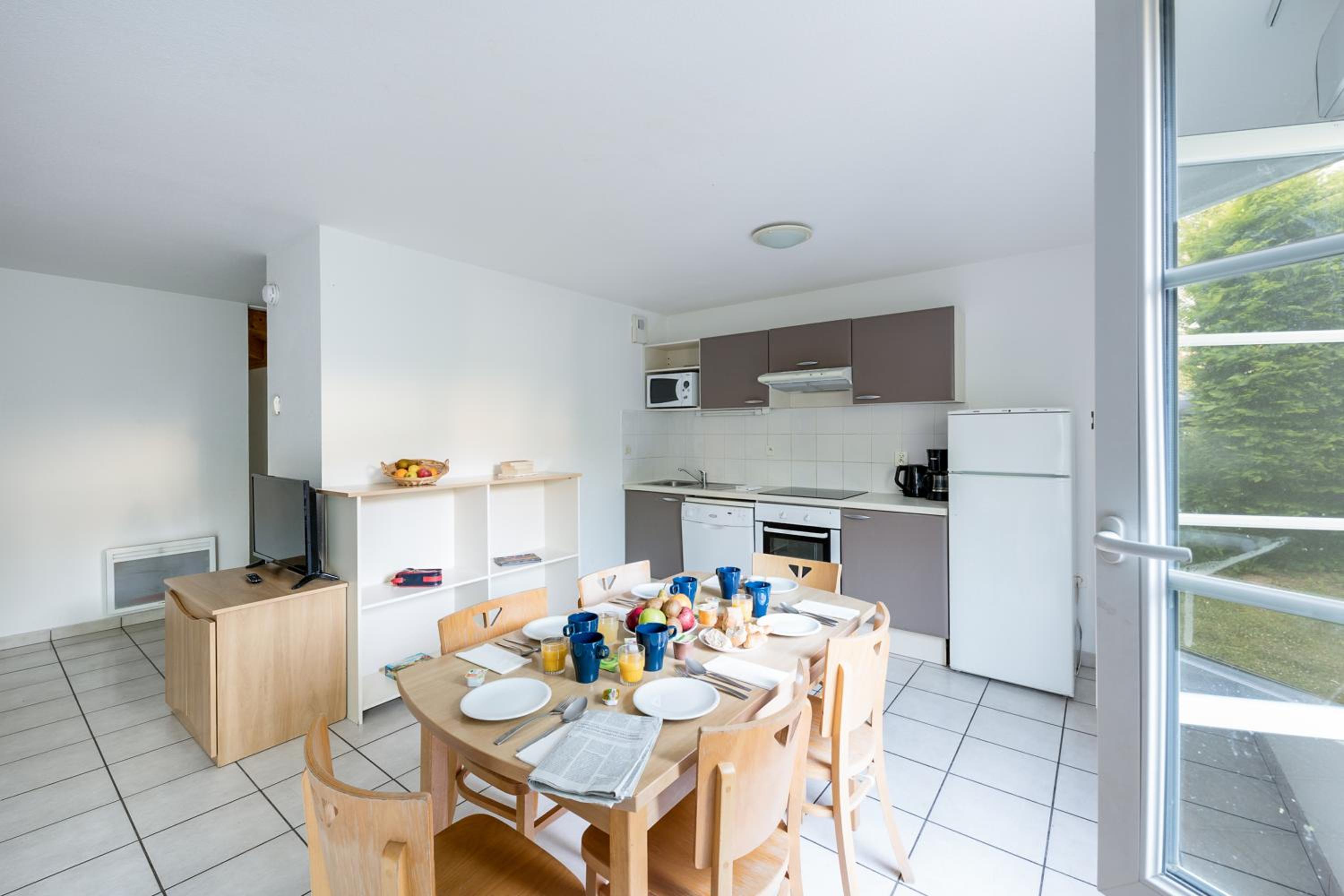 Three-Bedroom Apartment (8 Adults) - Photo 4