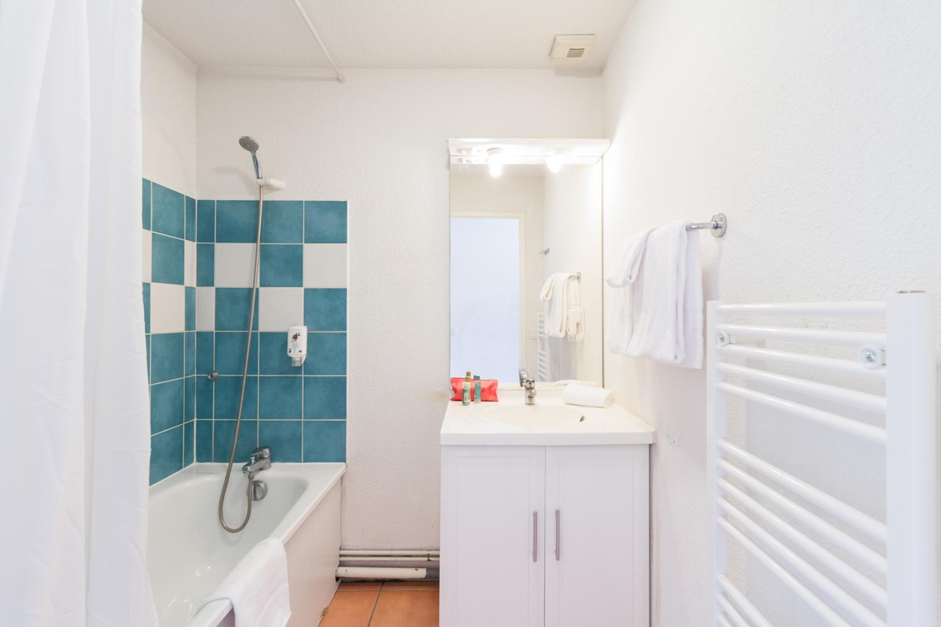 Two-Bedroom Apartment (6 Adults) - Photo 7