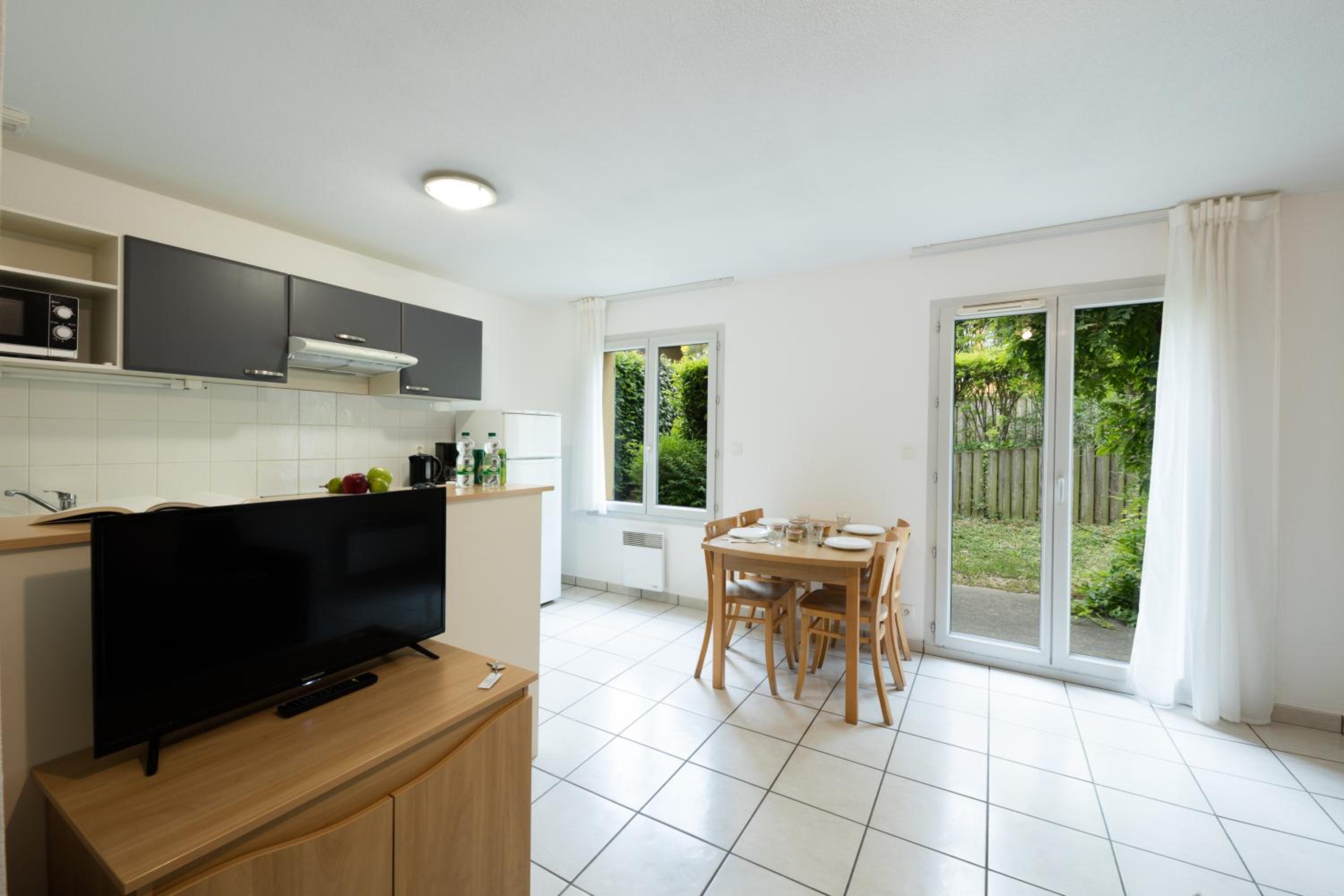 Two-Bedroom Apartment (6 Adults) - Photo 4