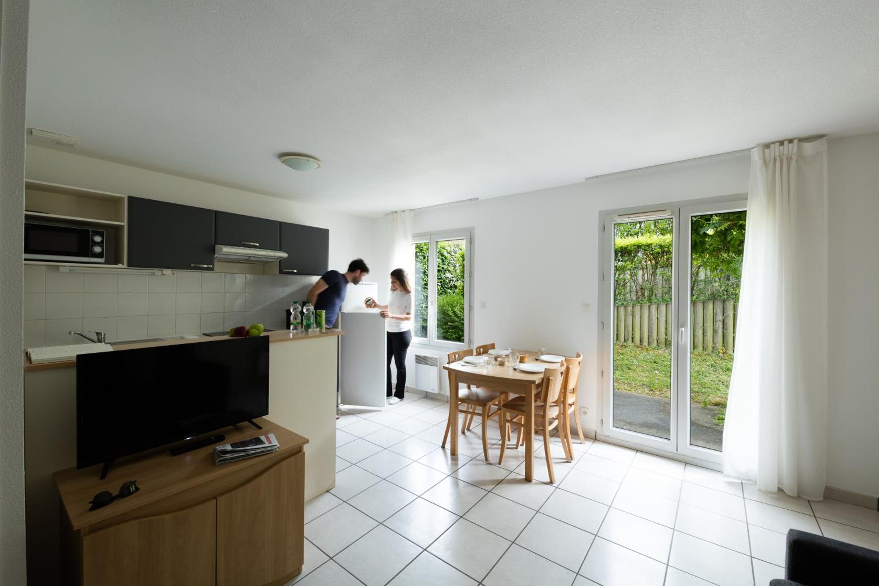 Two-Bedroom Apartment (6 Adults) - Photo 6