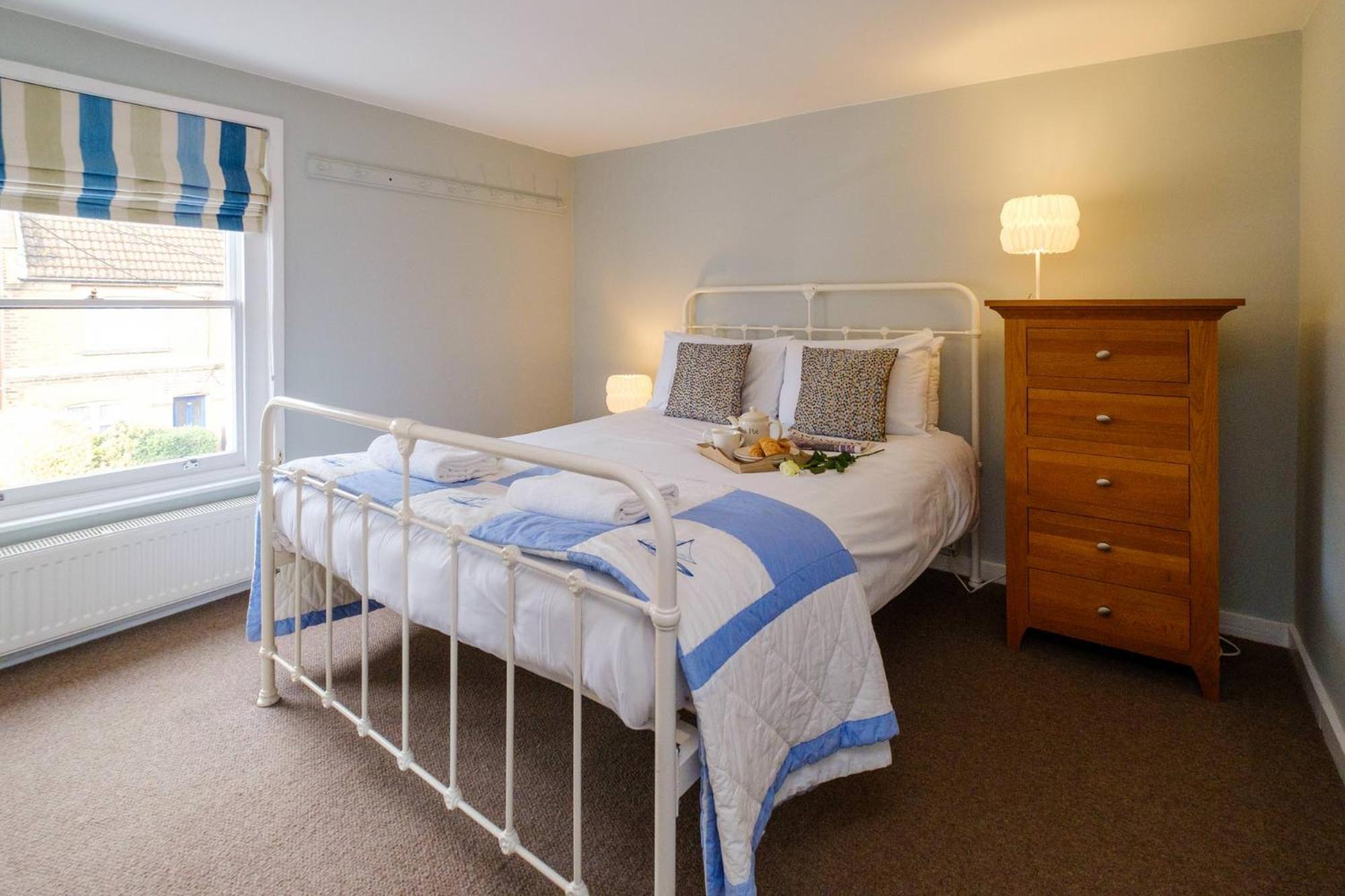 Two-Bedroom House - Photo 2