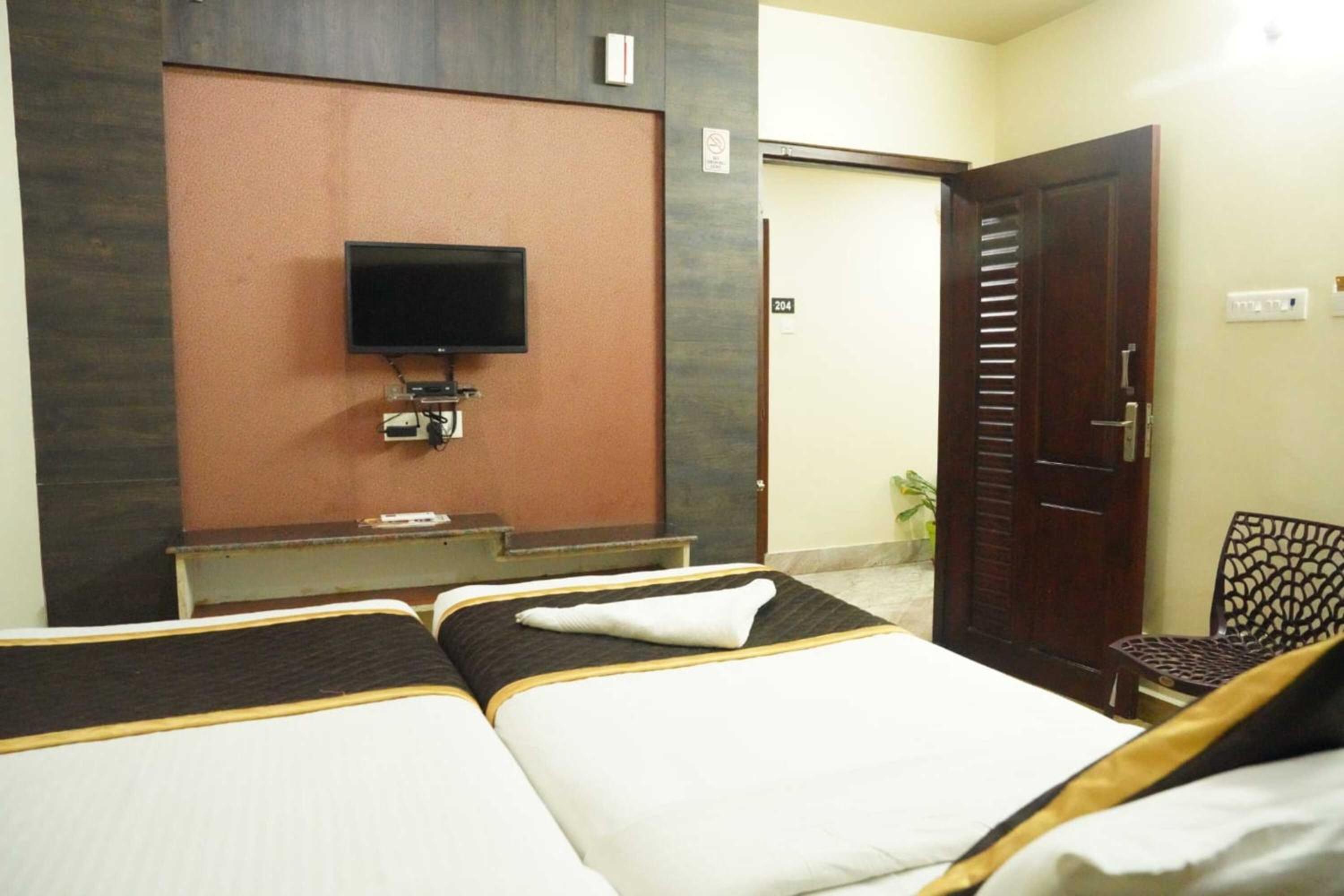 Suite - Photo 1