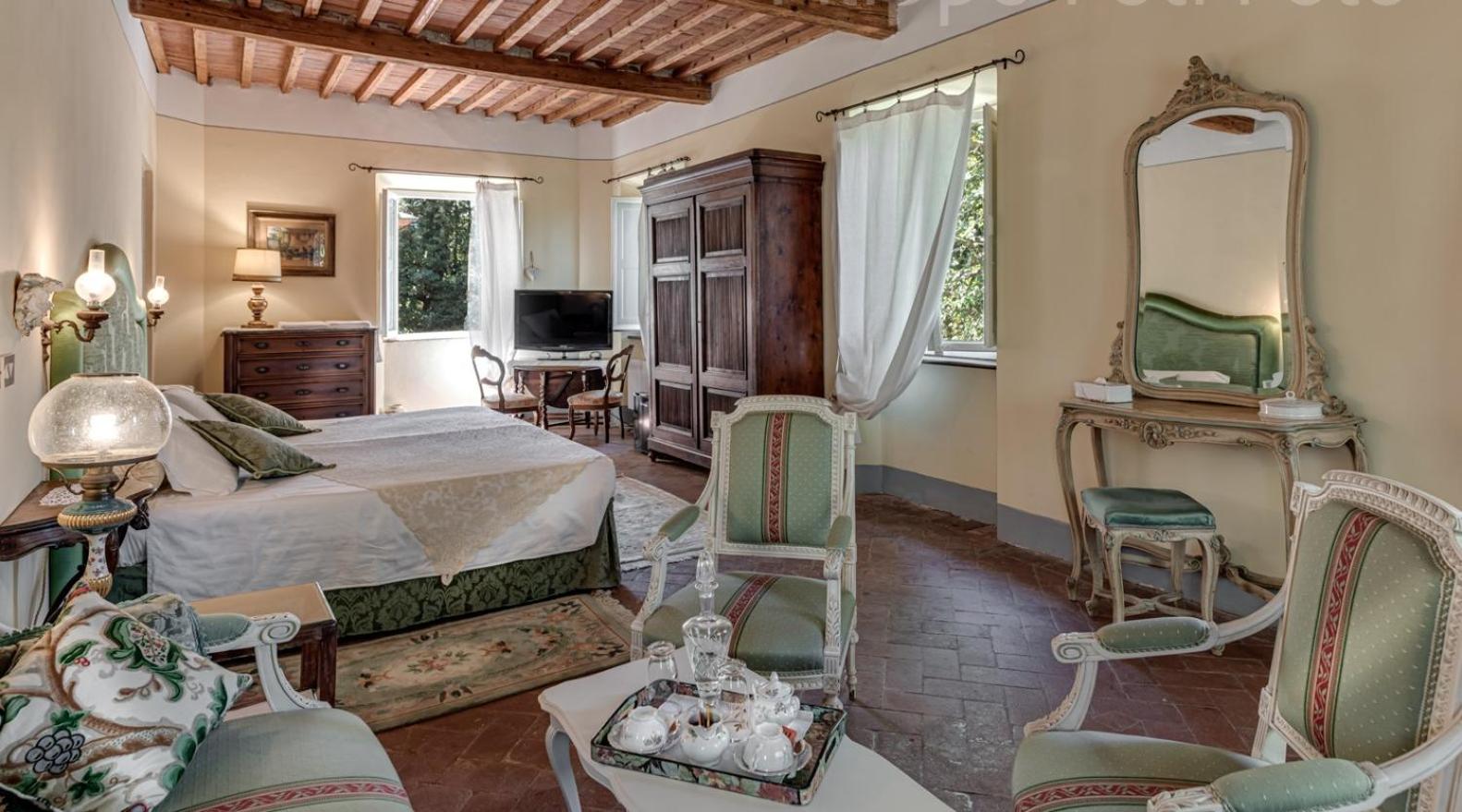 Deluxe King Suite - Photo 10