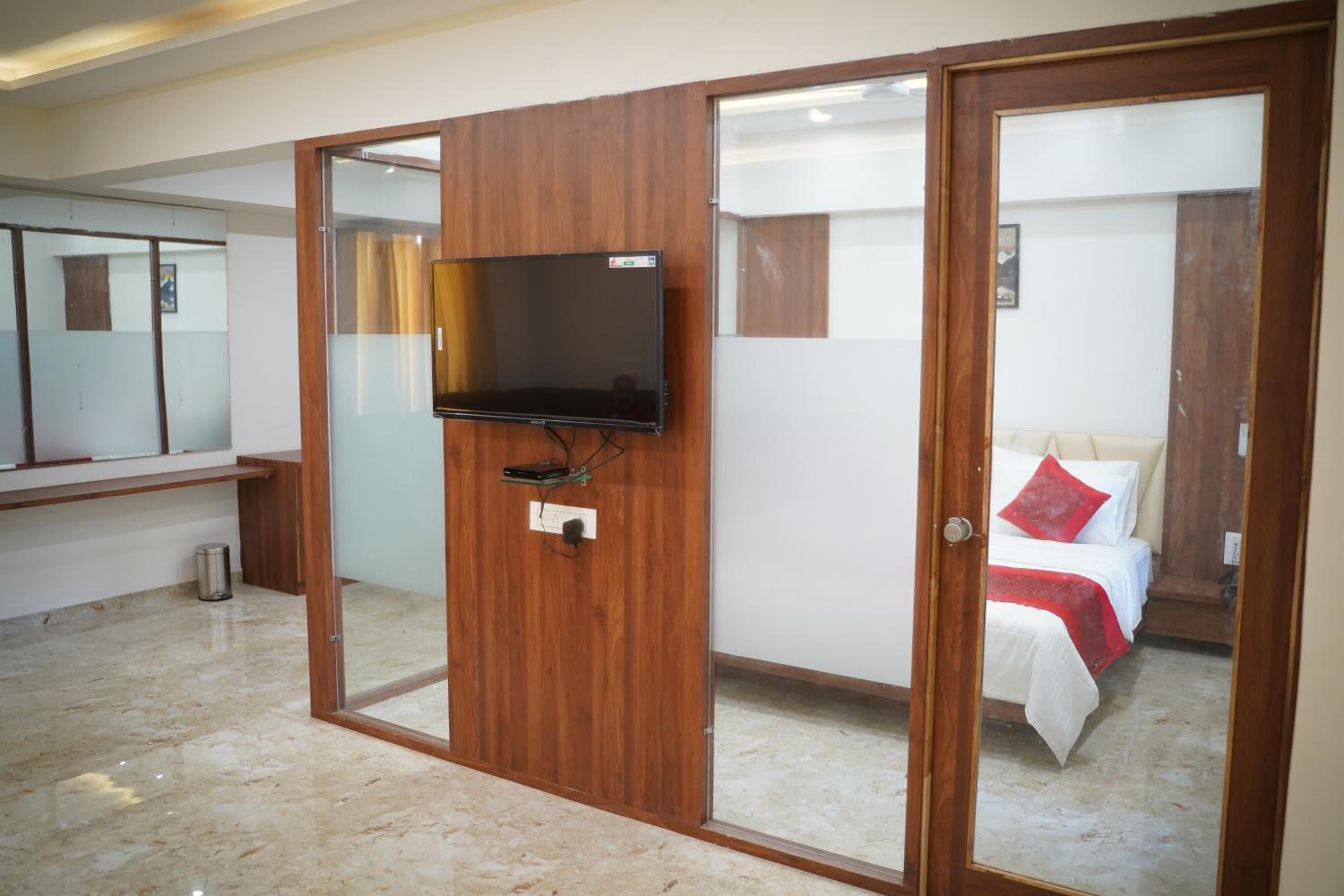 Executive Suite - Photo 8