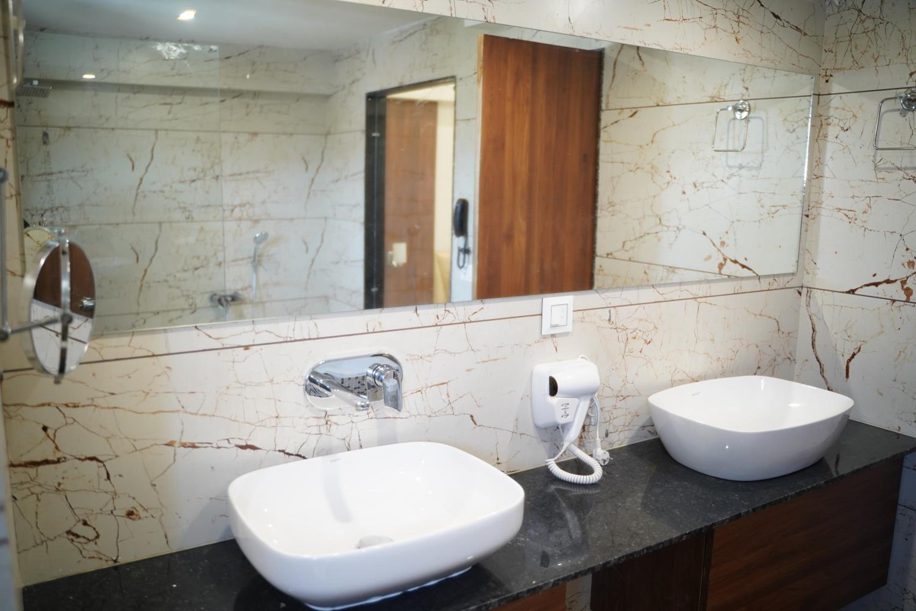 Executive Suite - Photo 11