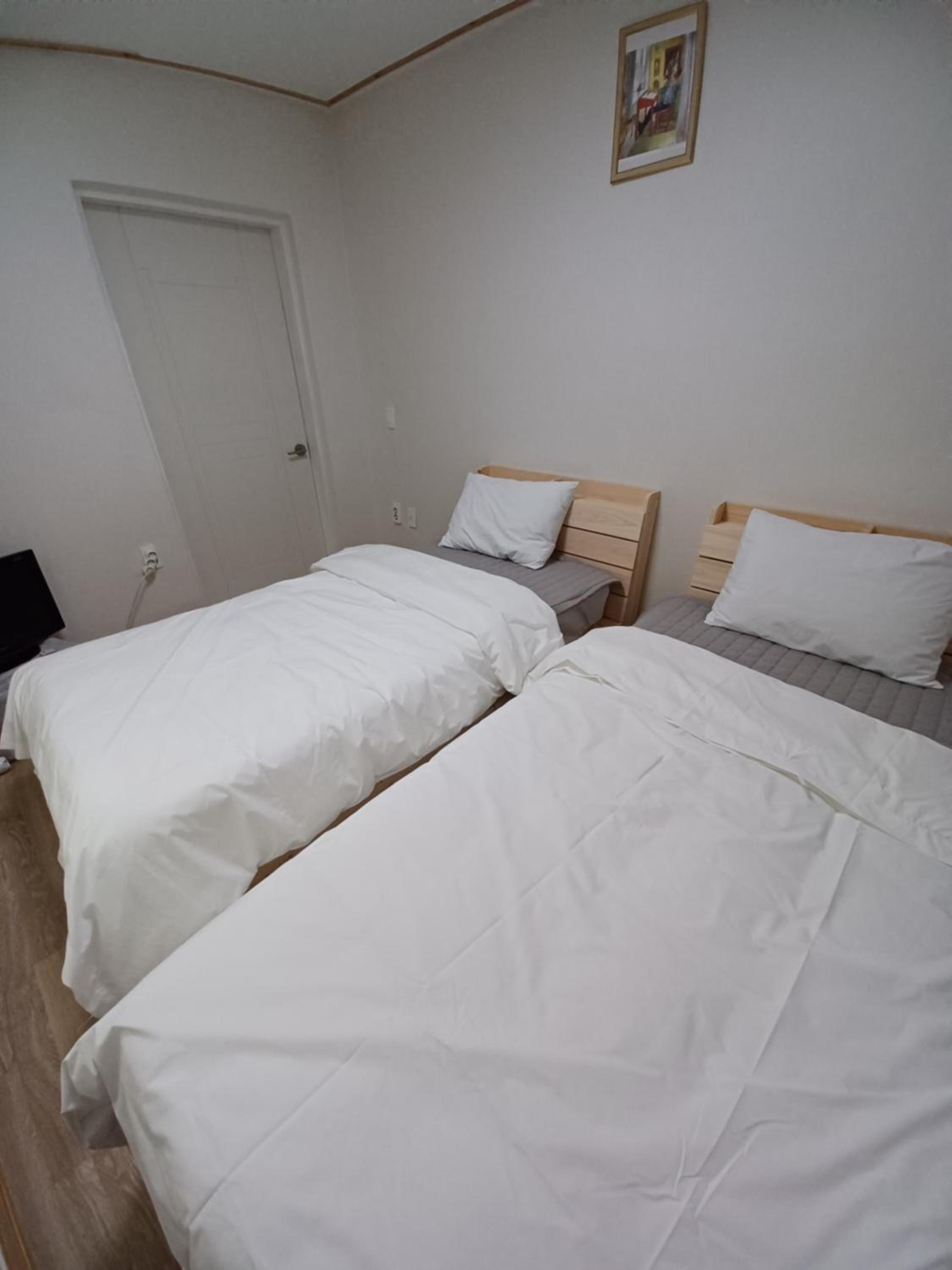 Three-Bedroom Townhouse - Photo 4