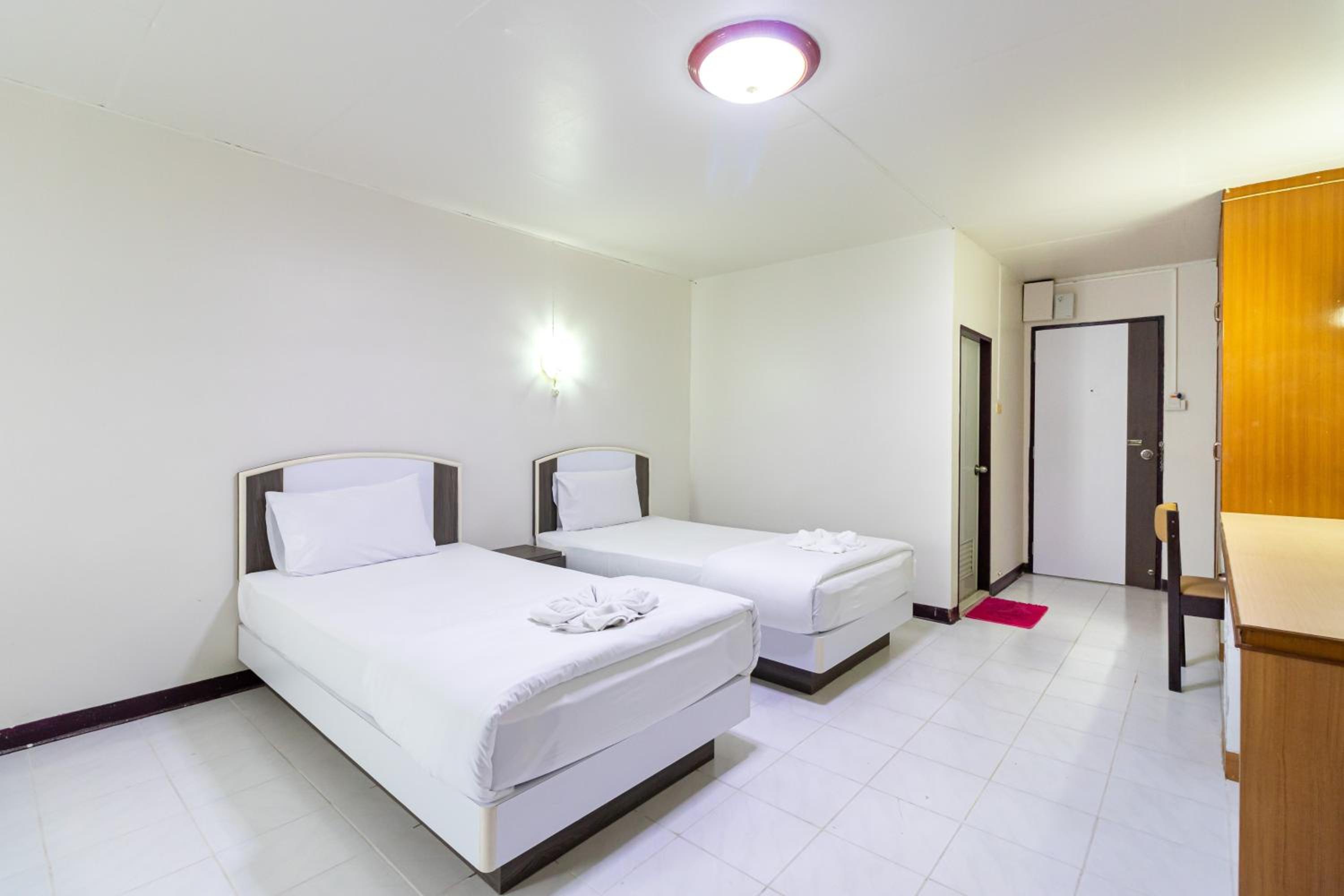 Deluxe Twin Room - Photo 8