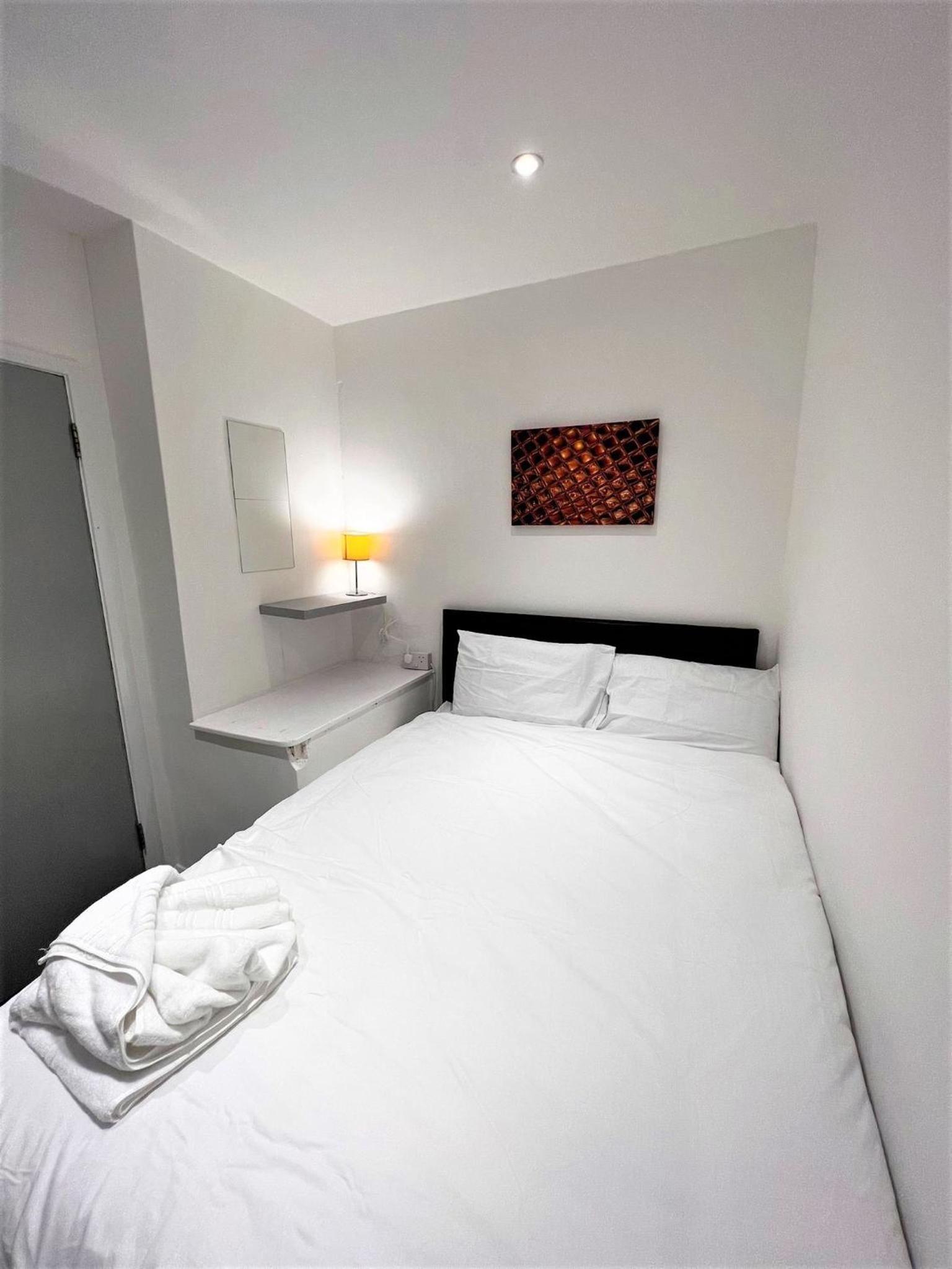 Double Room with Shared Bathroom photo 3