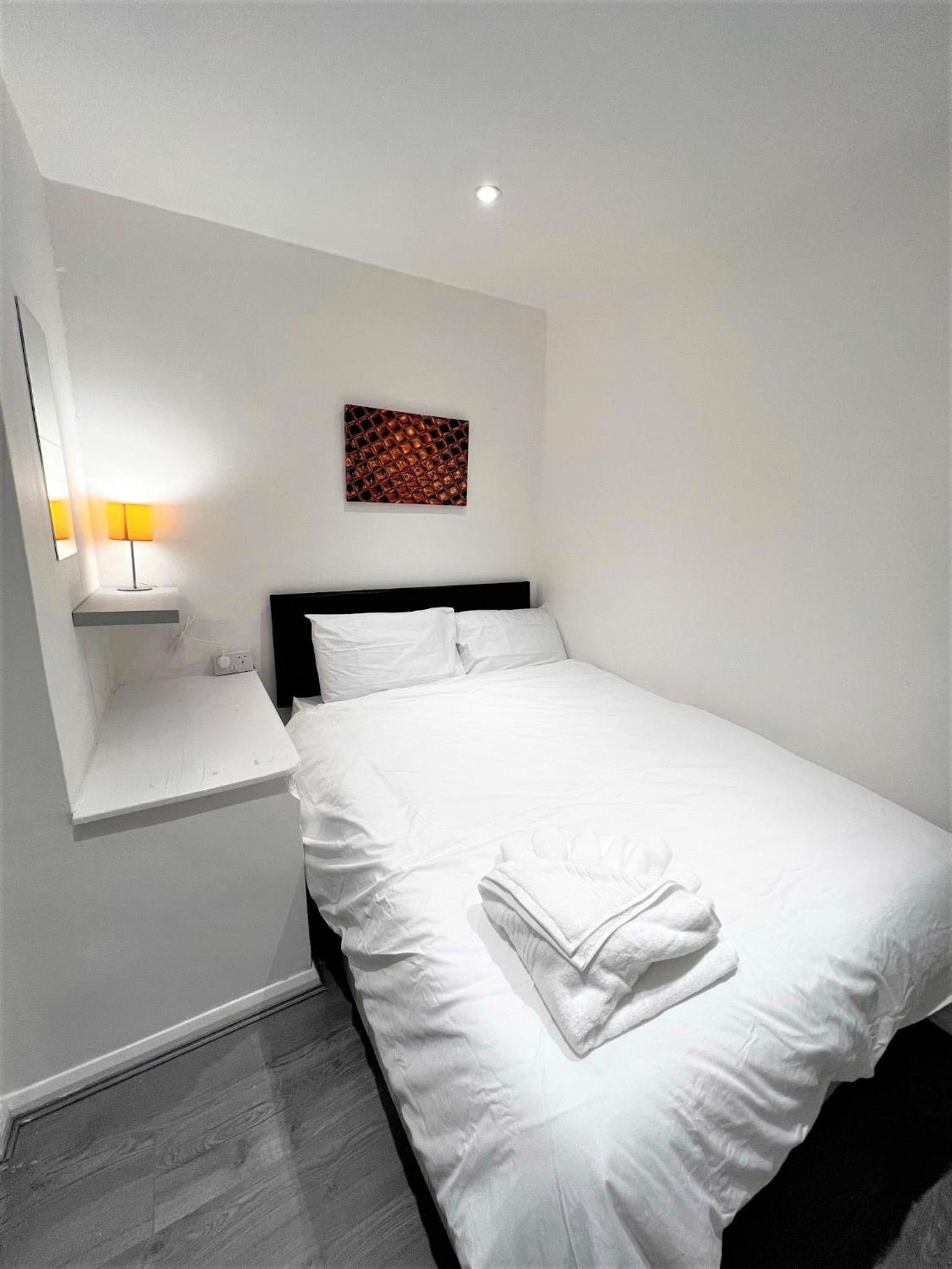 Double Room with Shared Bathroom photo 2