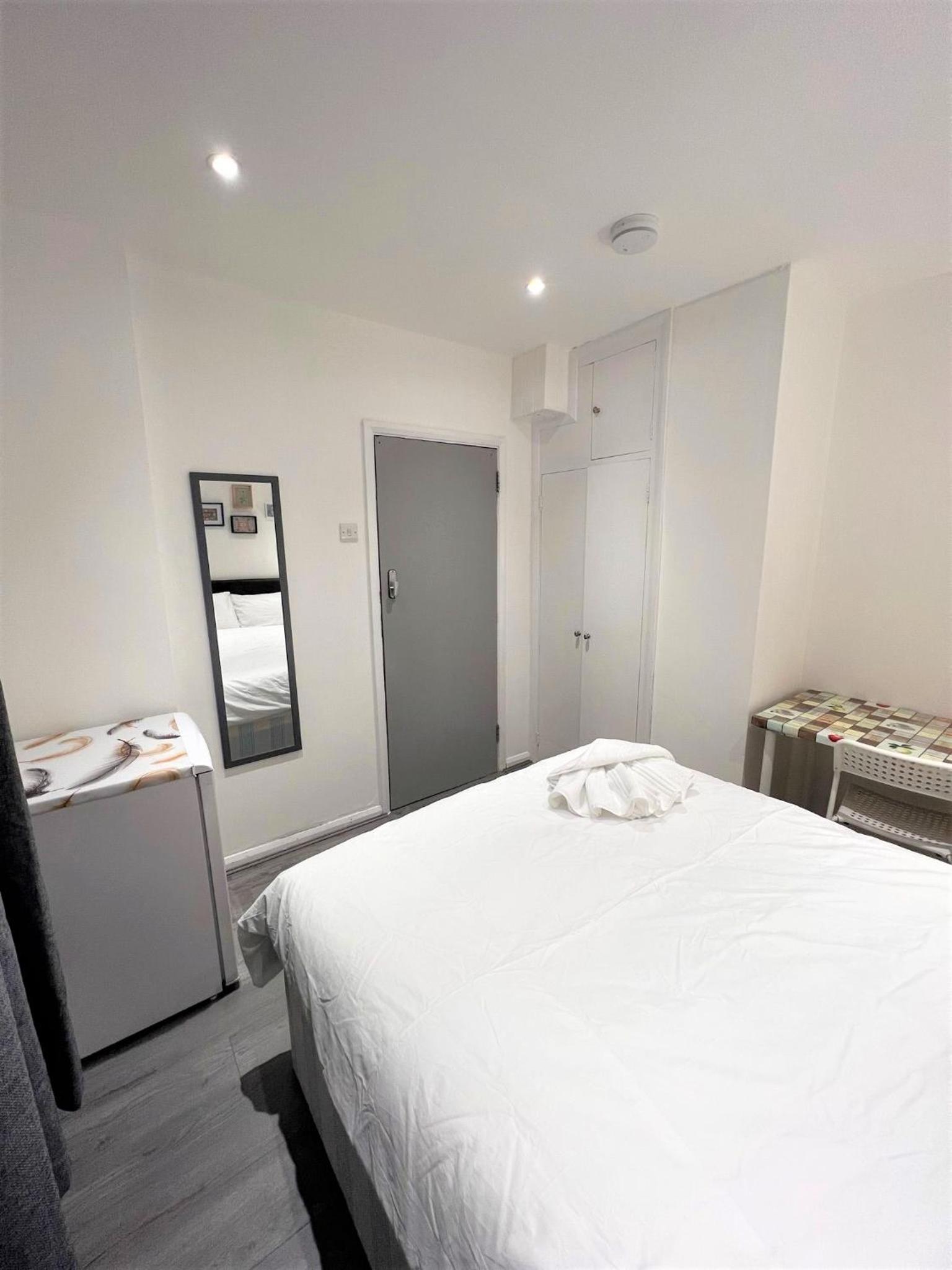 Double Room with Shared Bathroom photo 3