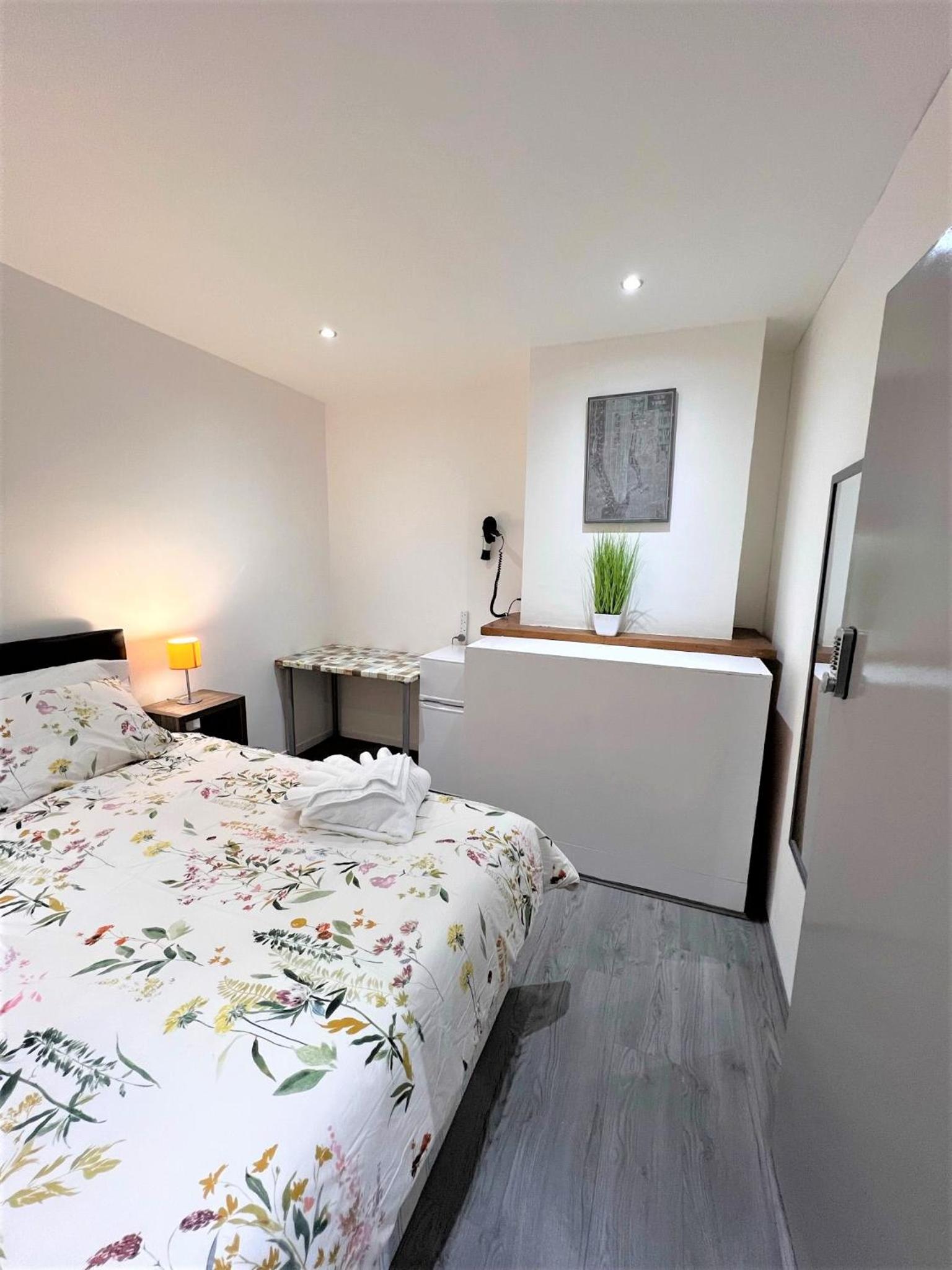 Double Room with Shared Bathroom photo 2