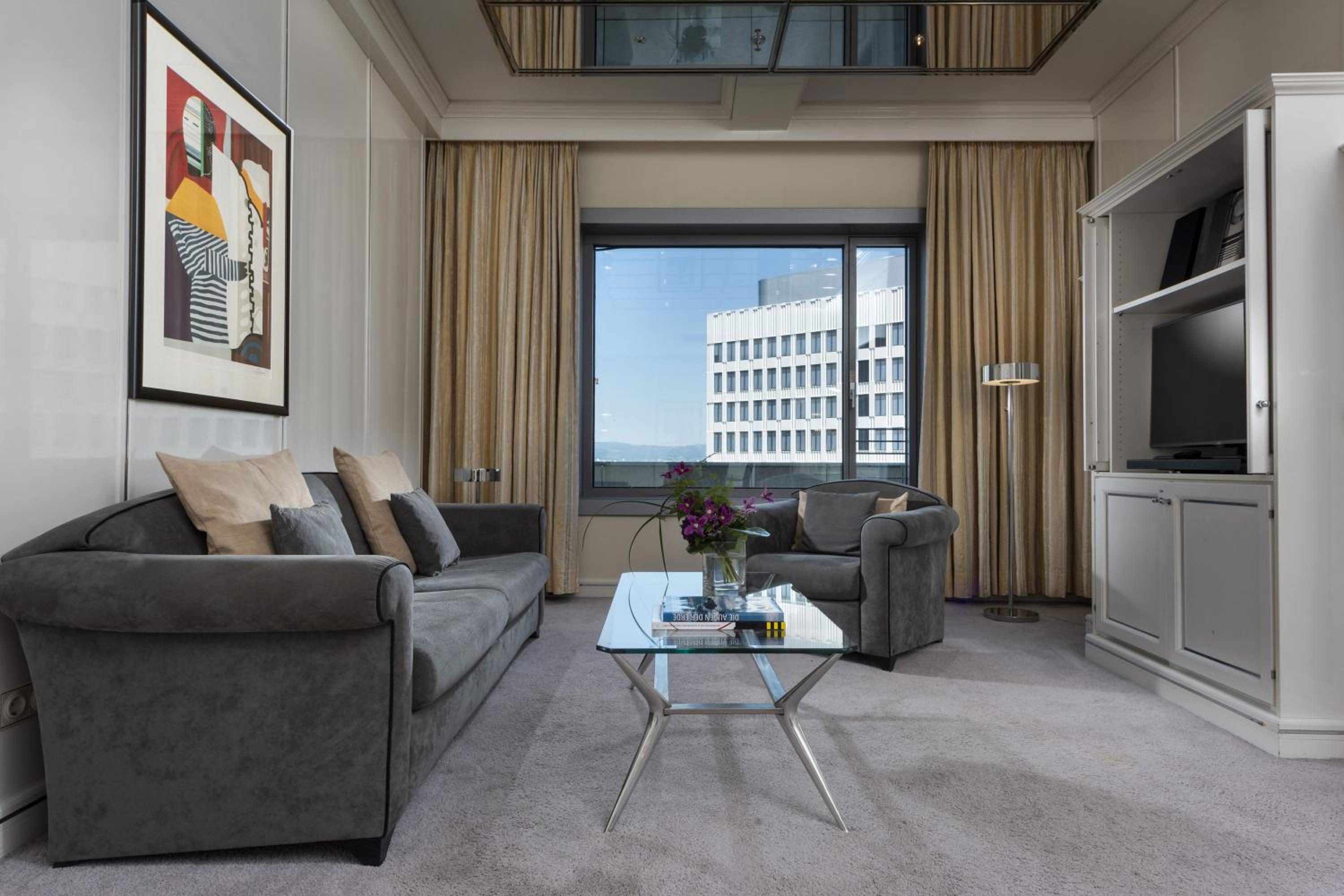 Executive Suite - Photo 5