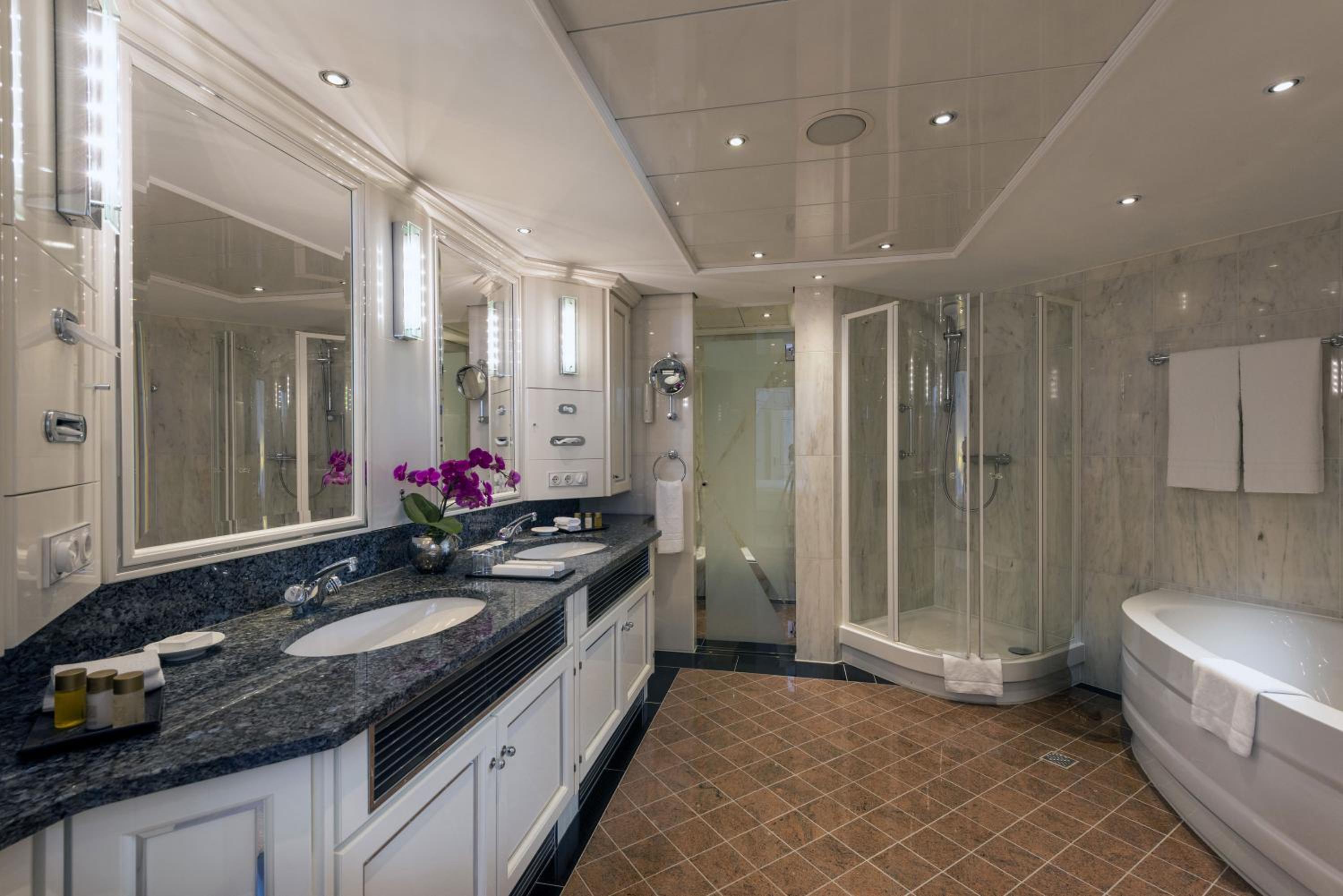 Executive Suite - Photo 2