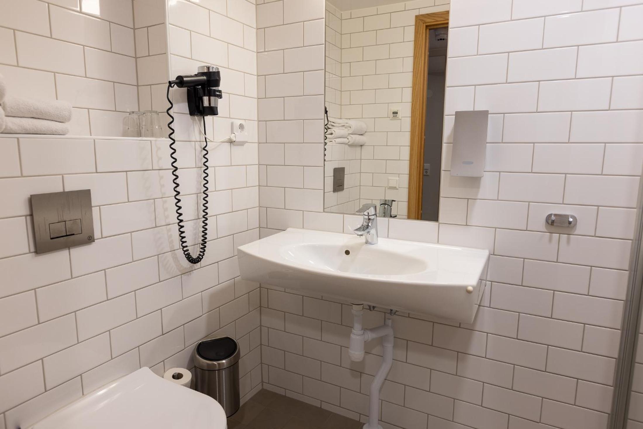 Standard Twin Room - Photo 4