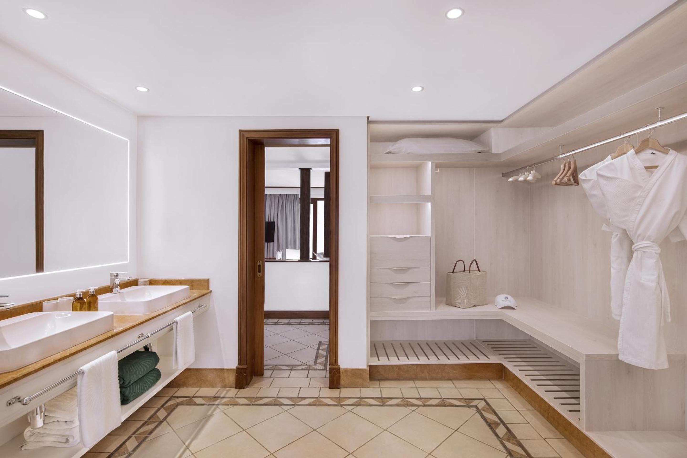 Junior Suite Beachfront (2 Adults + 1 Child)