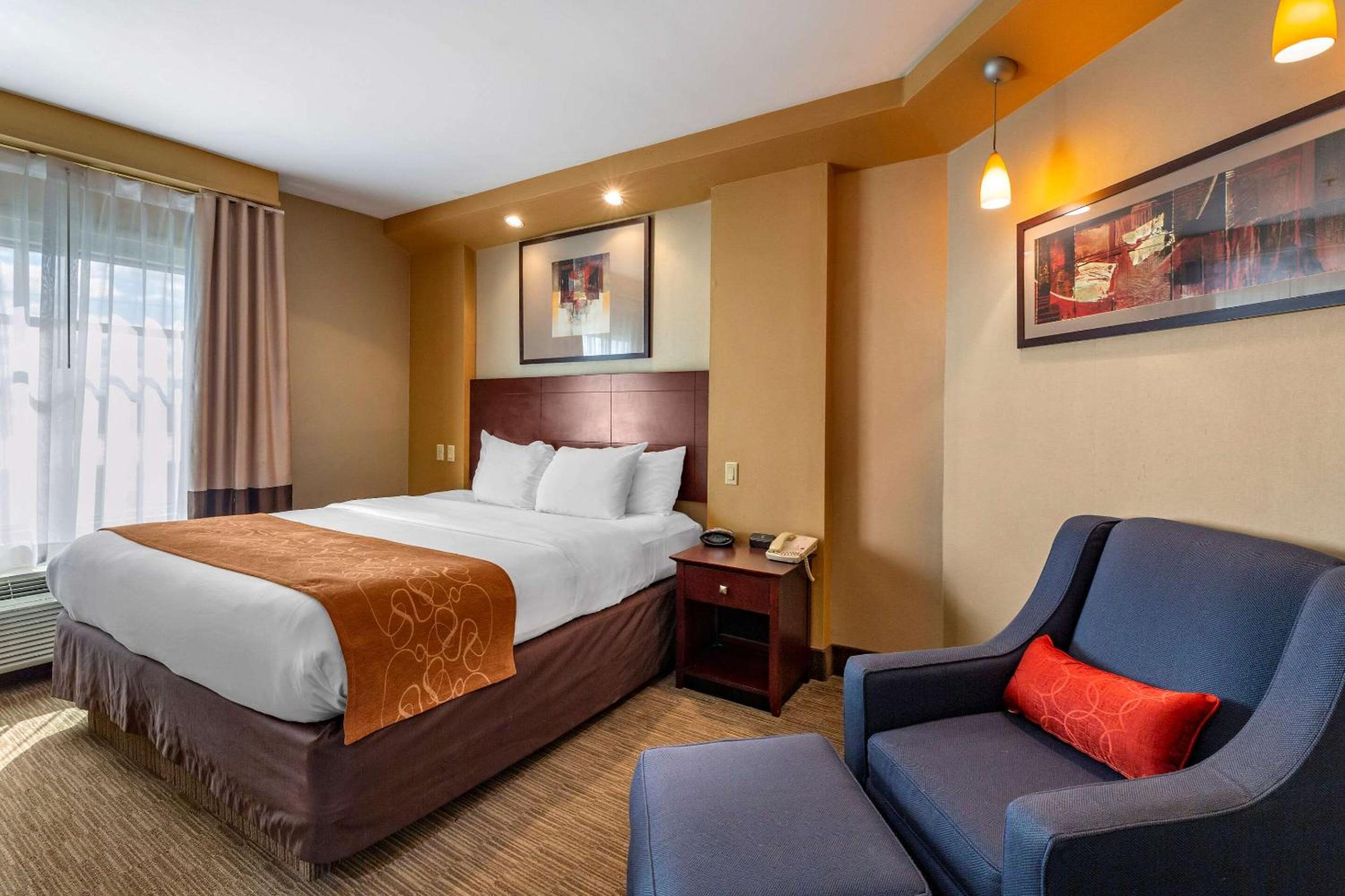 Suite with King Bed - Non-Smoking - Photo 1