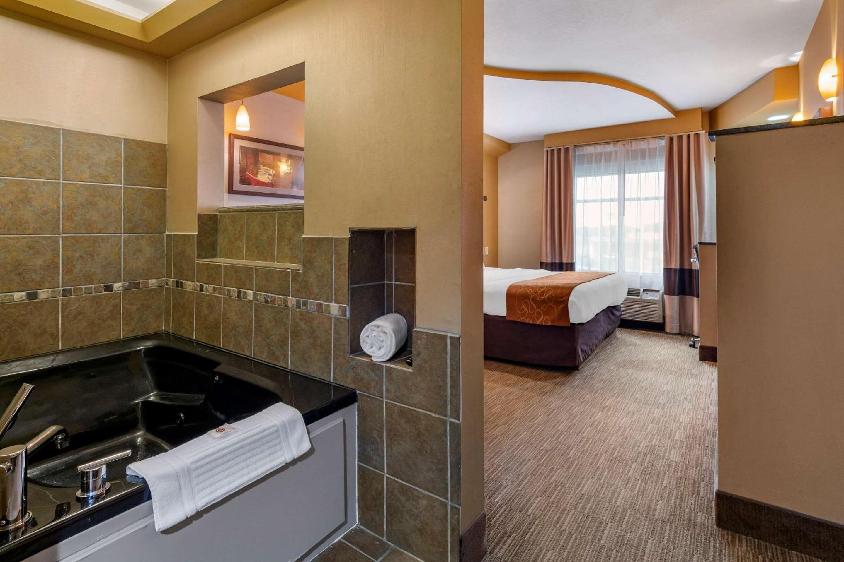 King Suite with Spa Bath - Photo 1