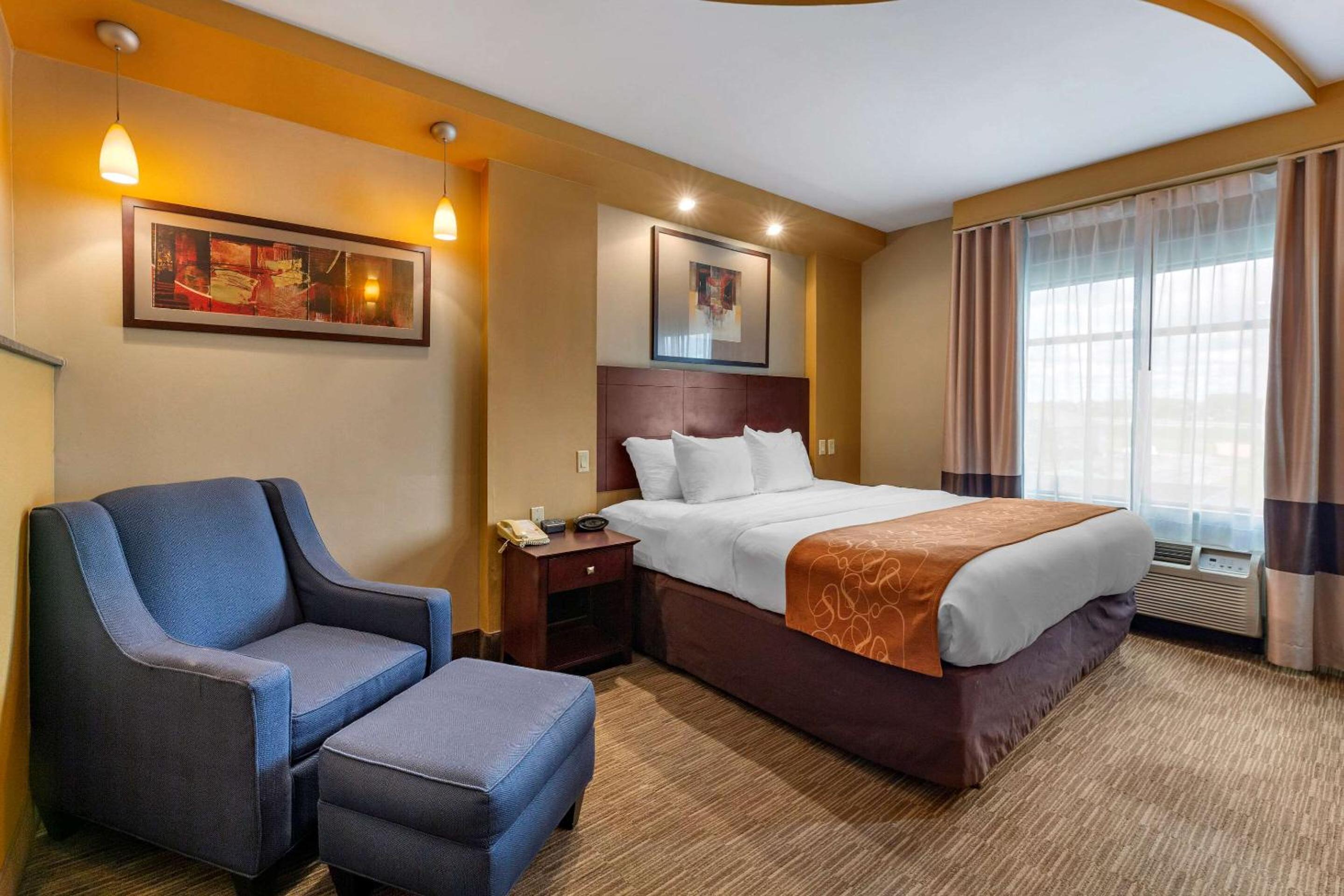 King Suite with Spa Bath - Photo 3