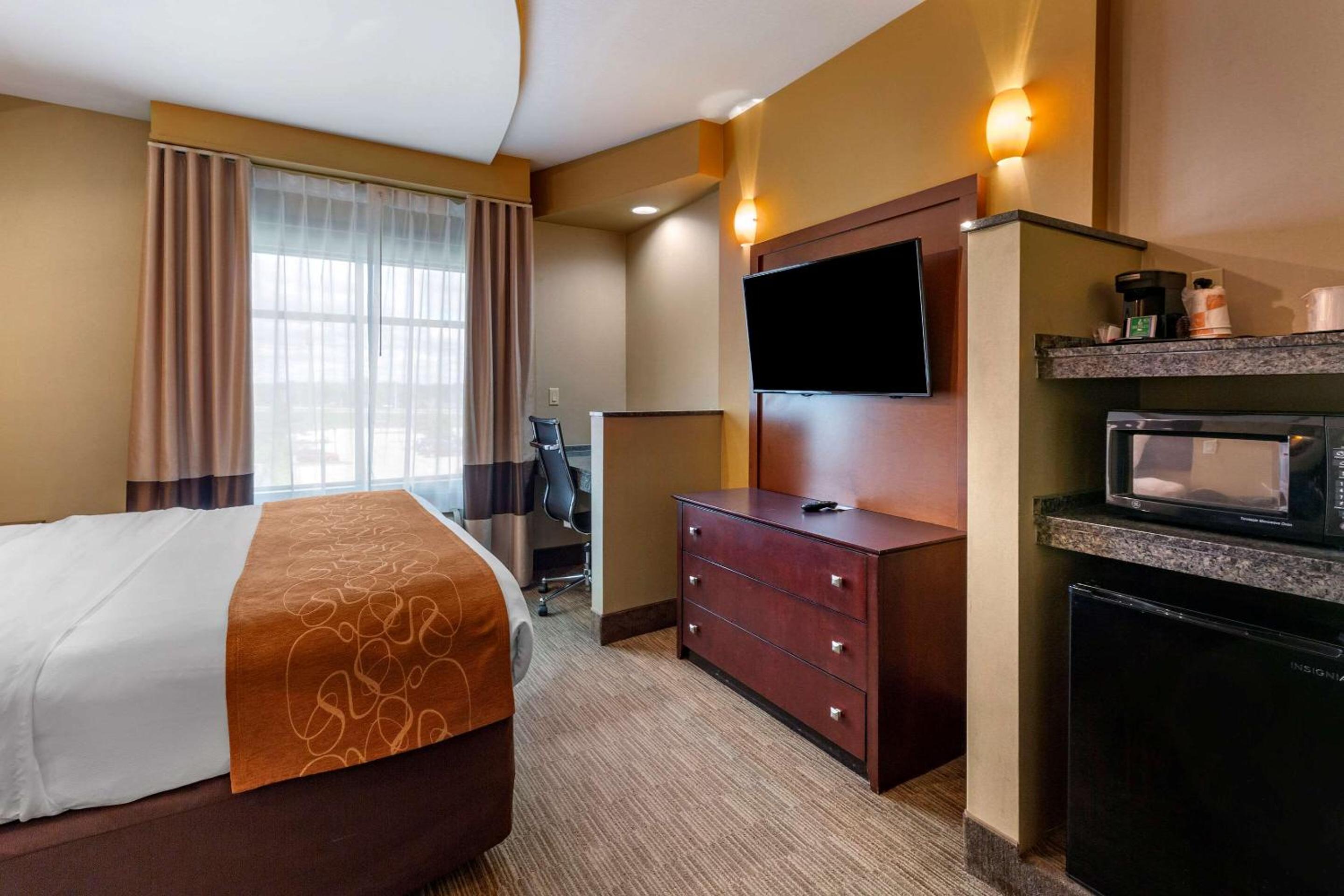 King Suite with Spa Bath - Photo 4