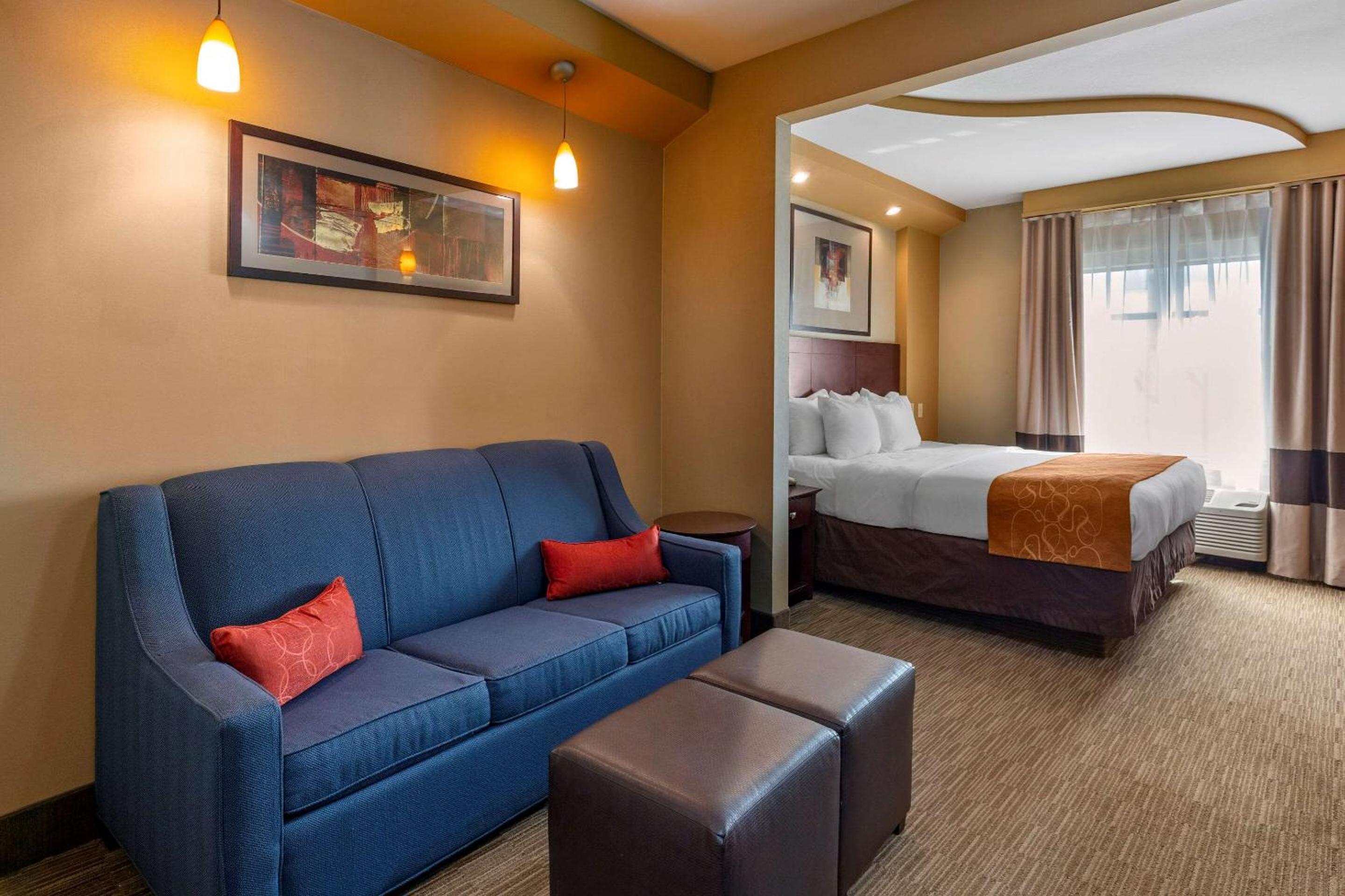 Suite with King Bed - Non-Smoking - Photo 5