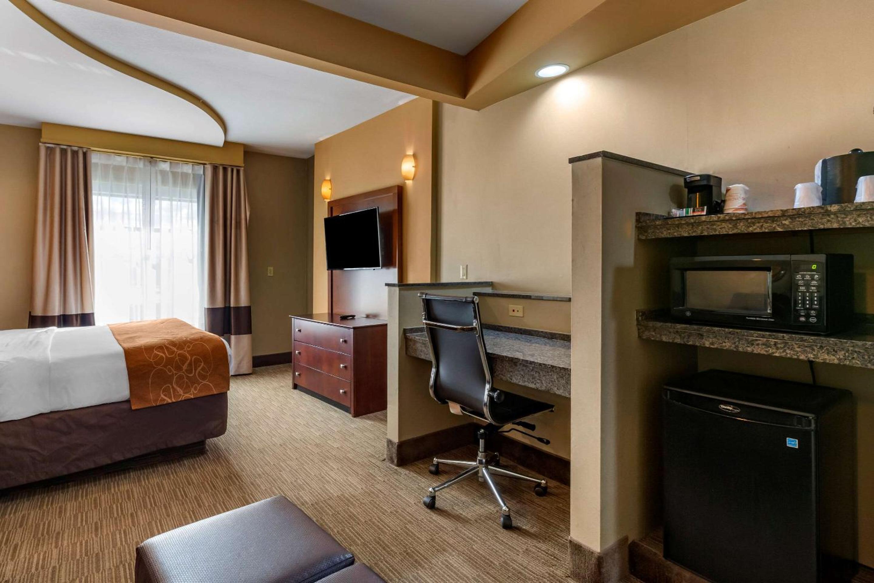 Suite with King Bed - Non-Smoking - Photo 2