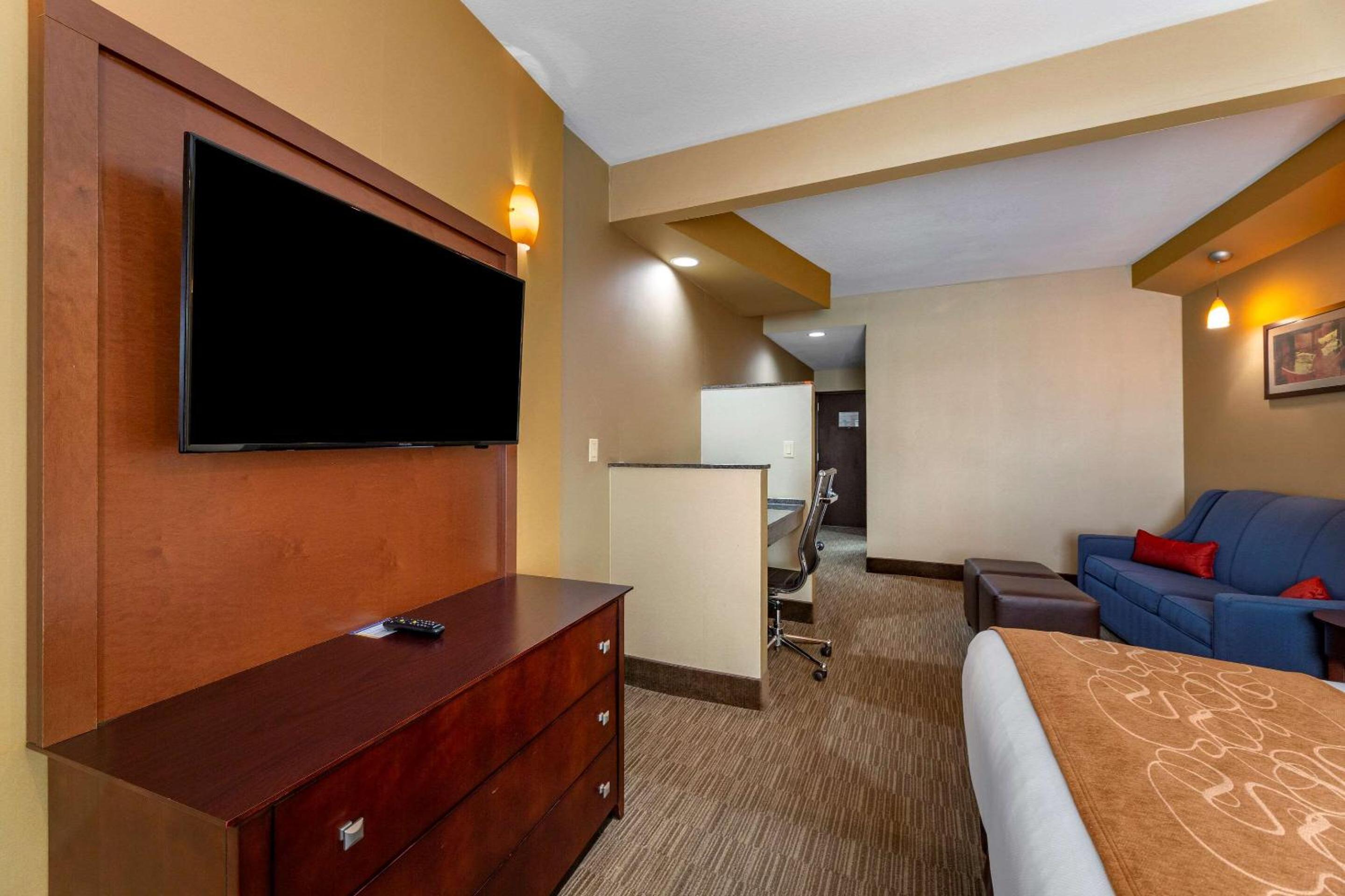 Suite with King Bed - Non-Smoking - Photo 3