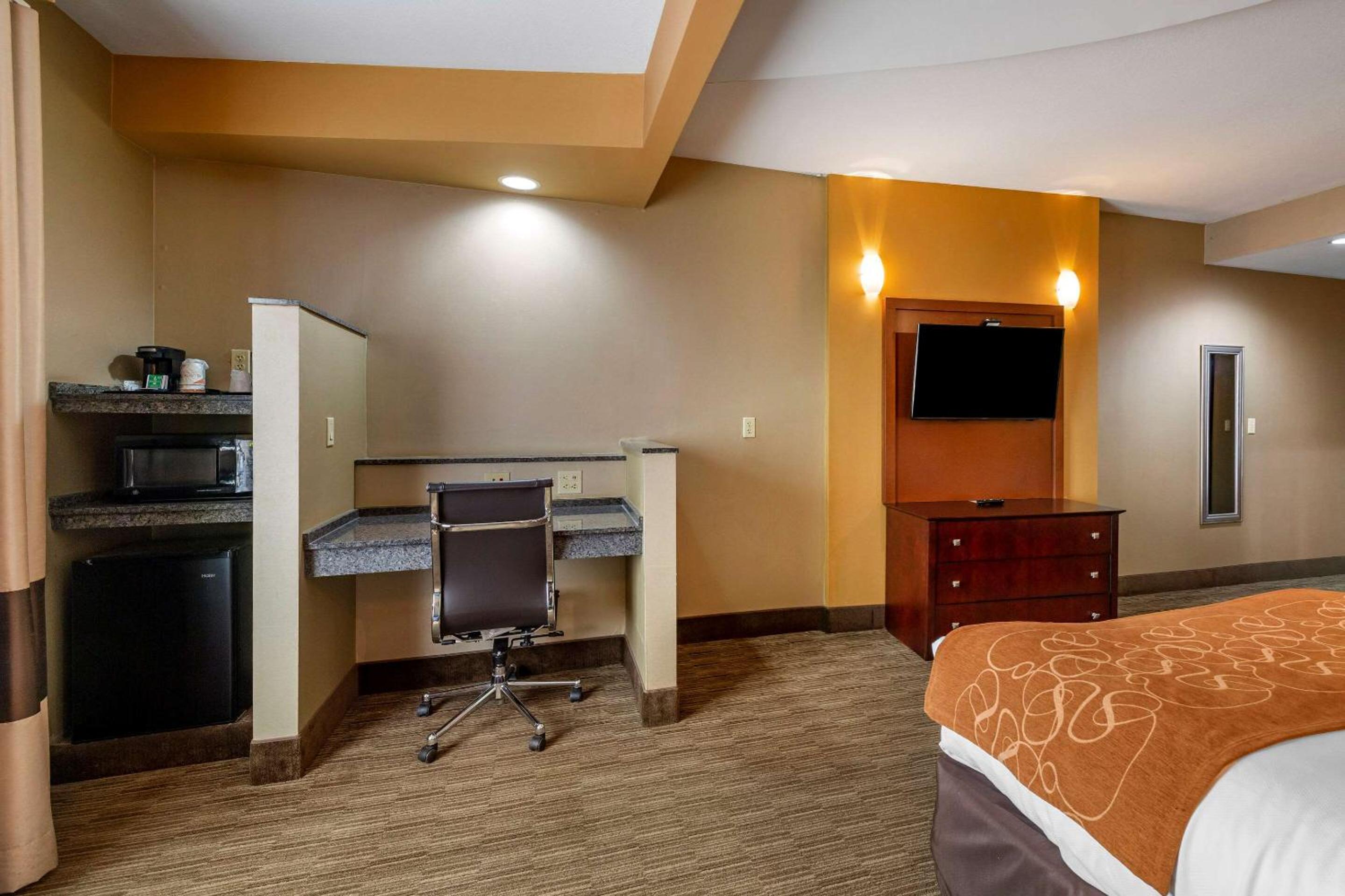 King Suite - Accessible/Non-Smoking - Photo 3