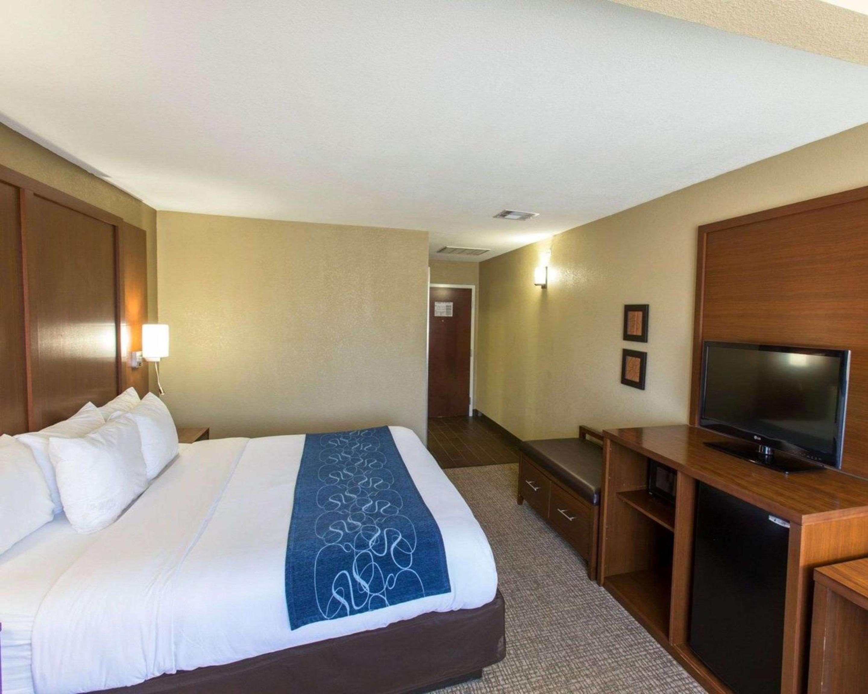King Suite - Non-Smoking - Photo 2