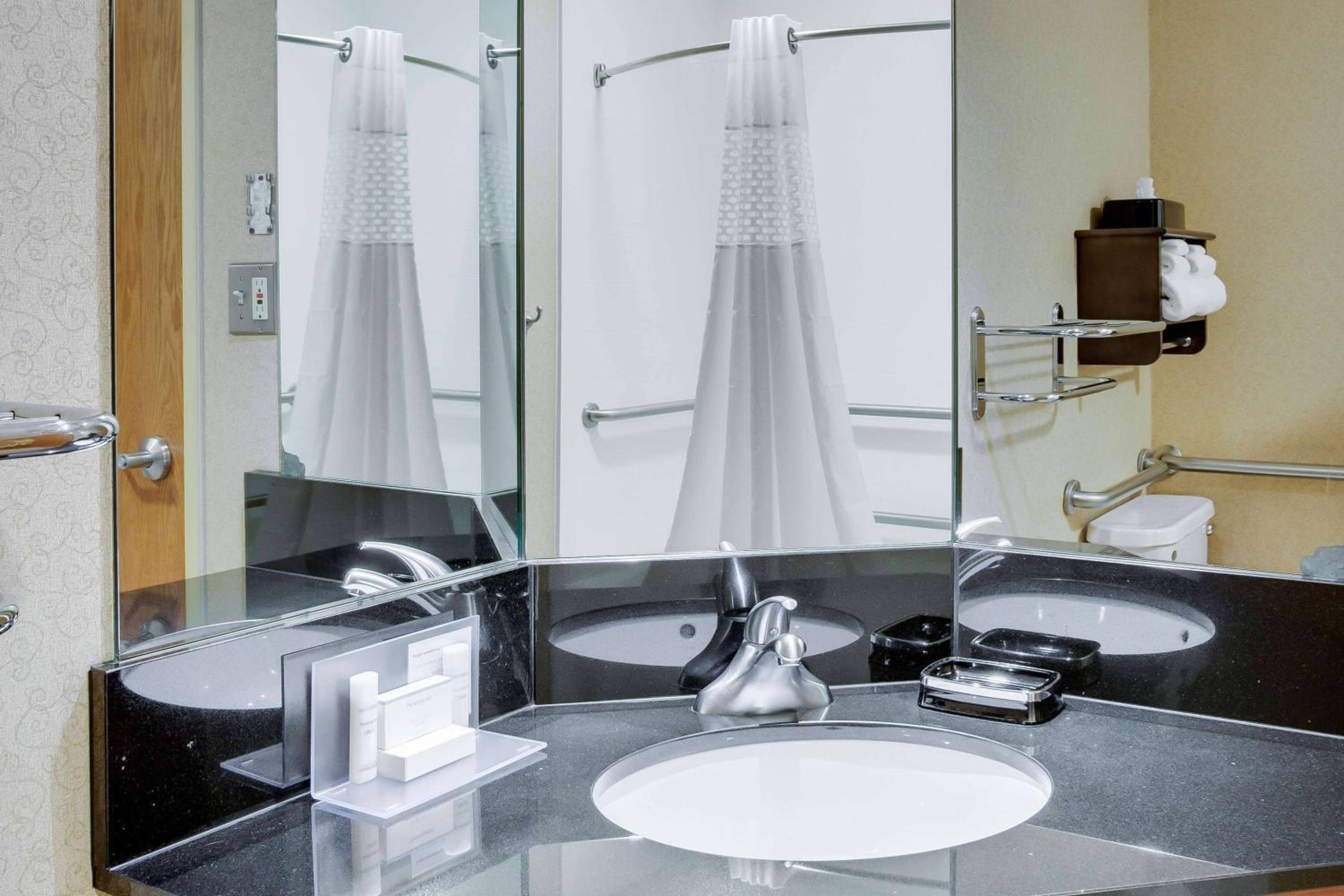 Queen Room with Bath Tub - Mobility Accessible/Non-Smoking