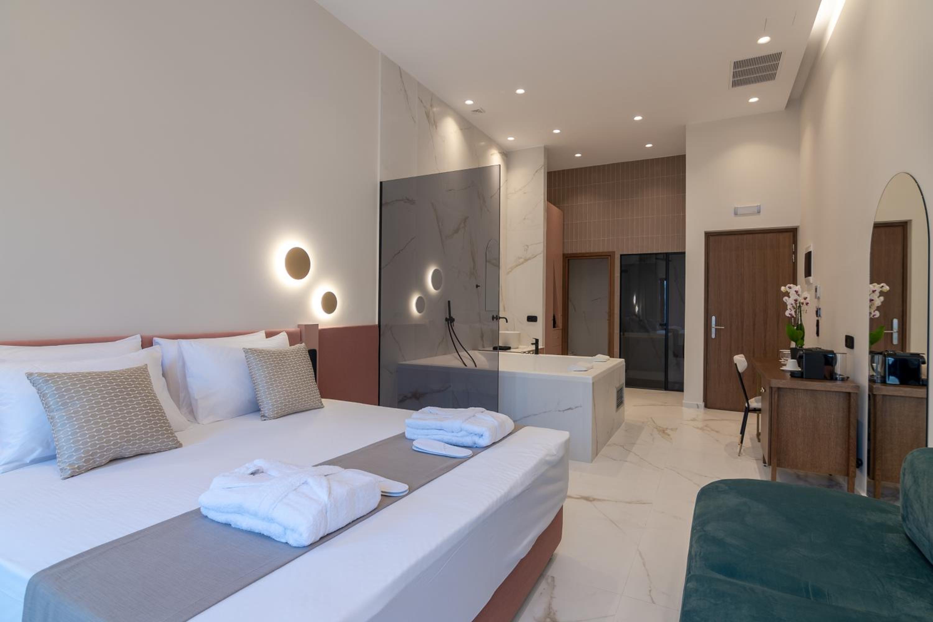 Deluxe Suite with Indoor Jacuzzi - City View