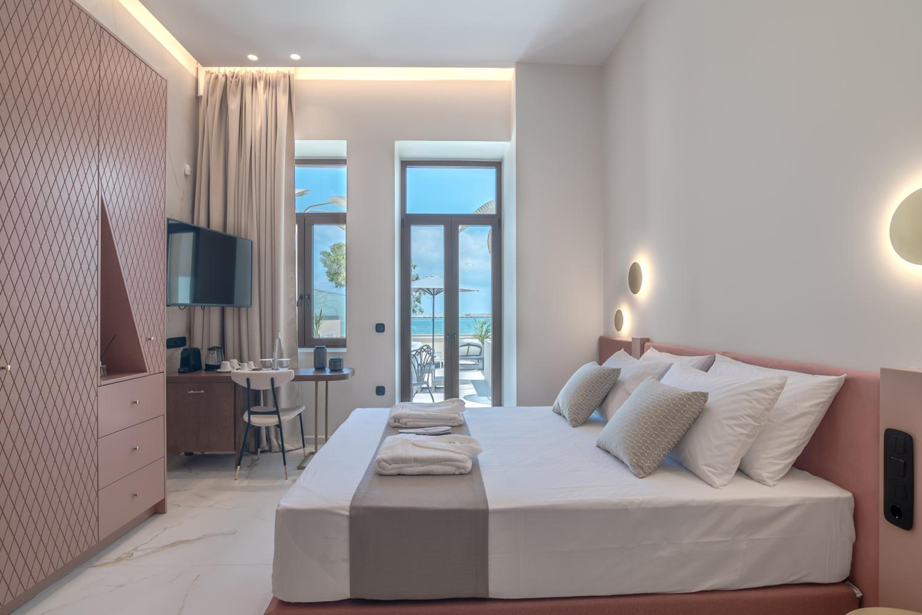 Executive Suite with Outdoor Jacuzzi - Sea View