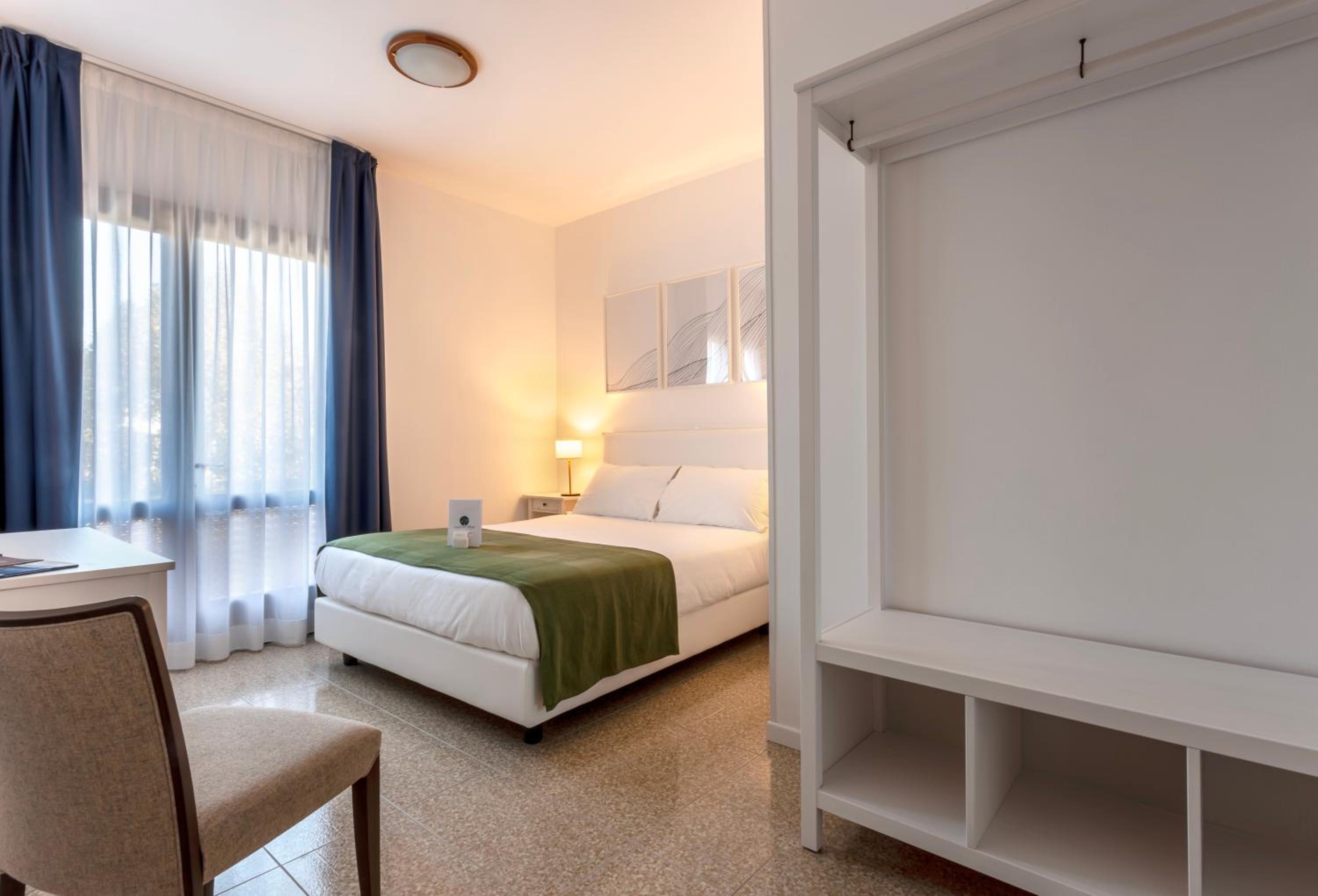 Double Room with Balcony - Photo 5