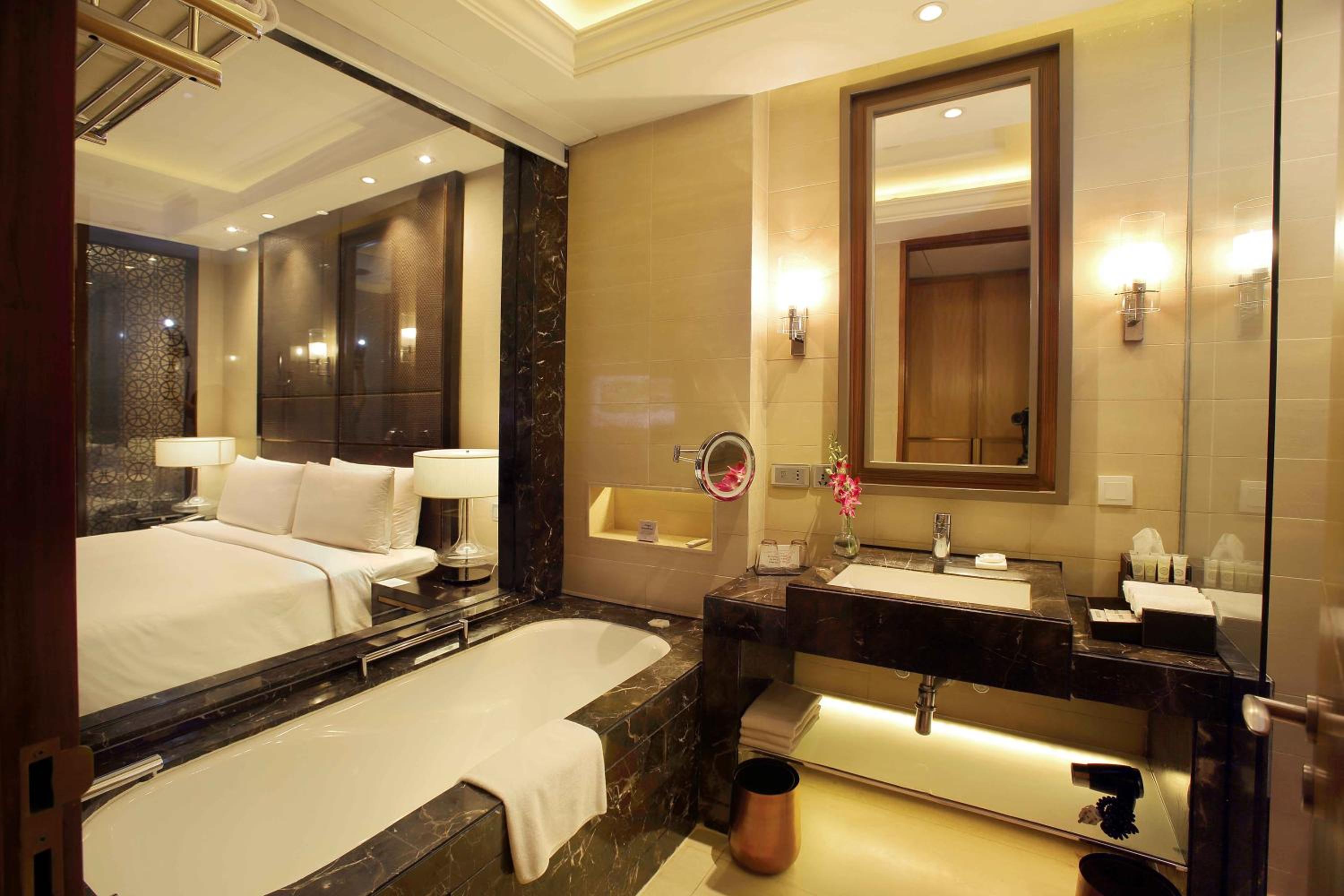 Standard King Room with Lounge Access - Photo 10