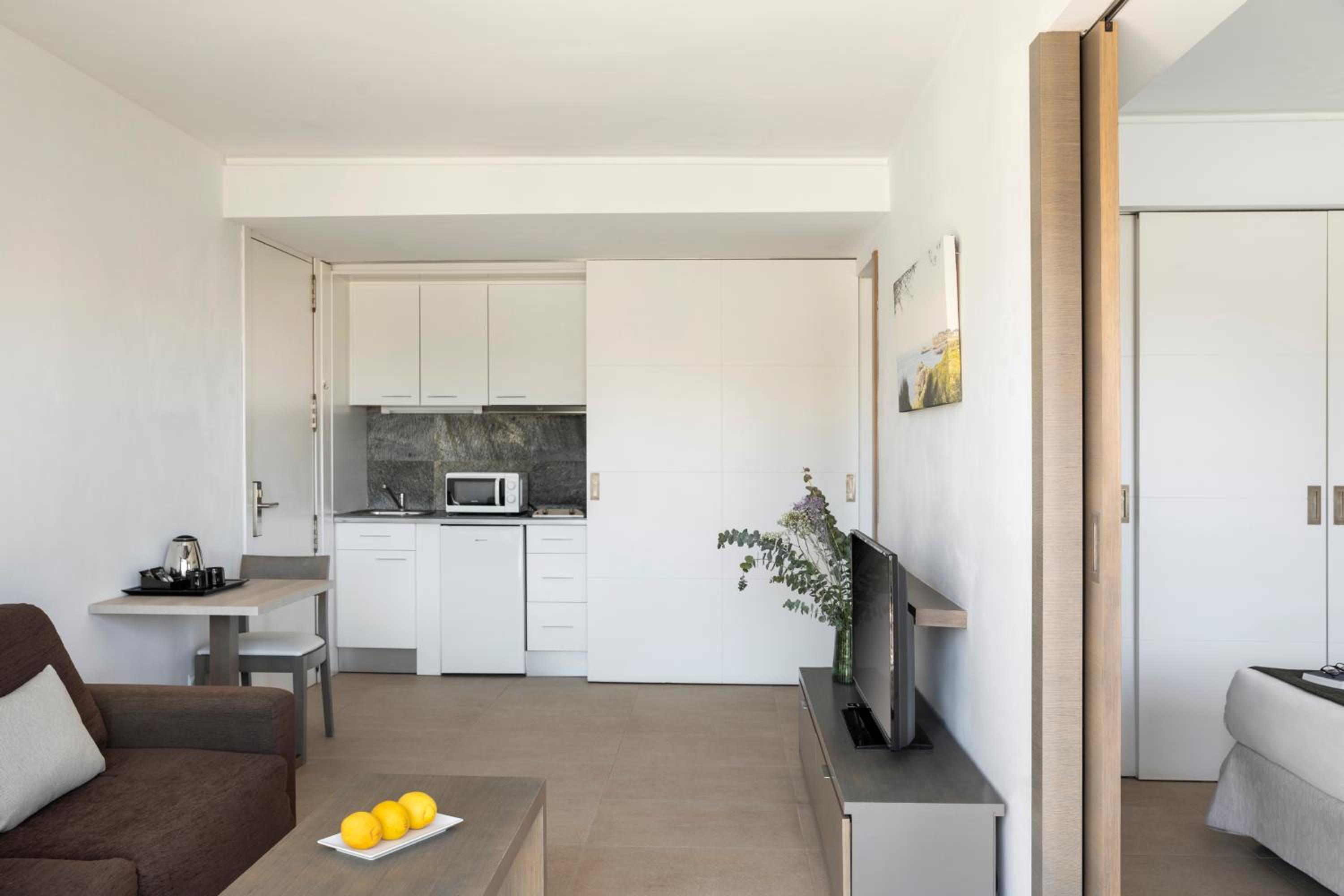 Apartamento de una habitación con balcón y vista al puerto