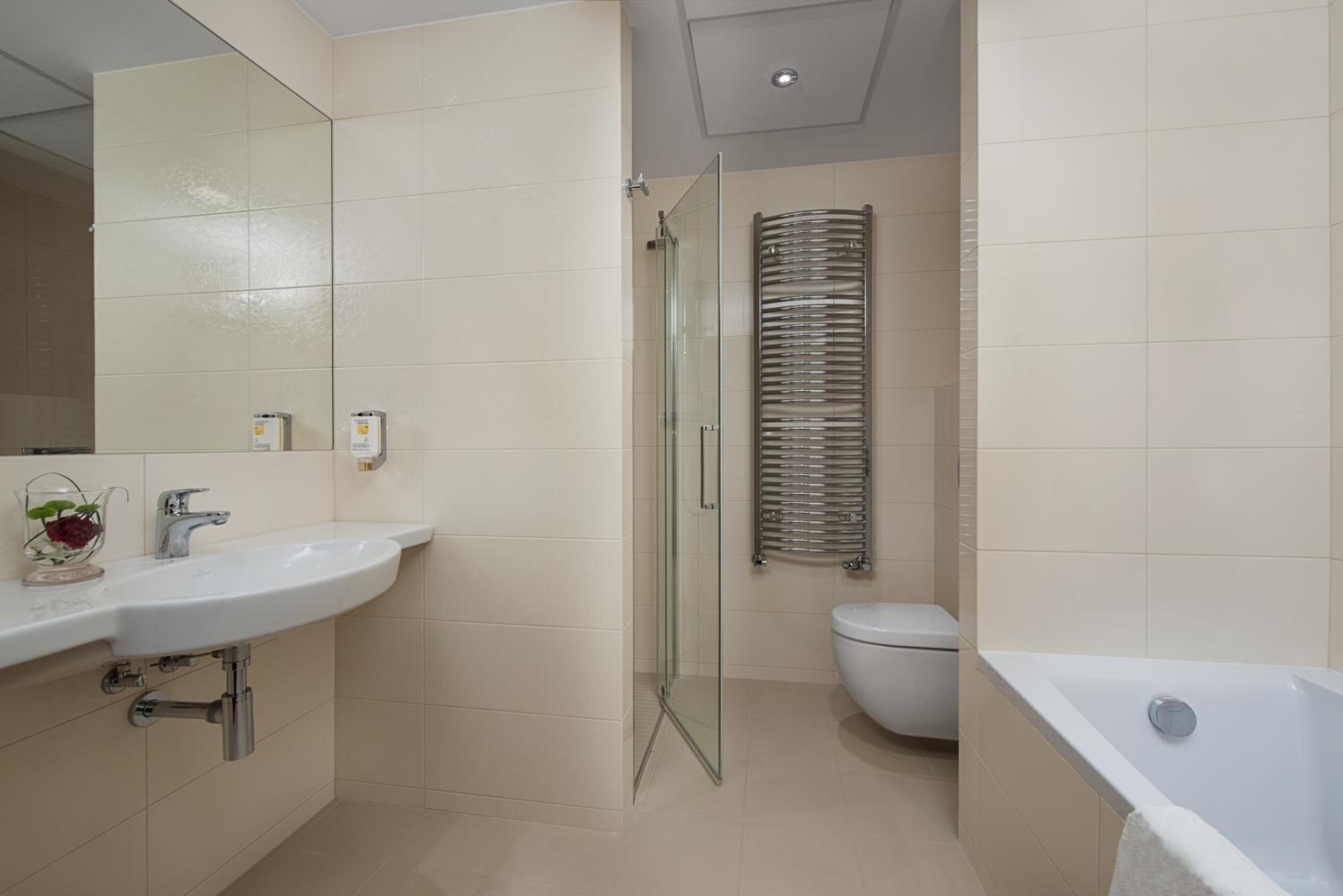 Business Twin Room - Photo 3