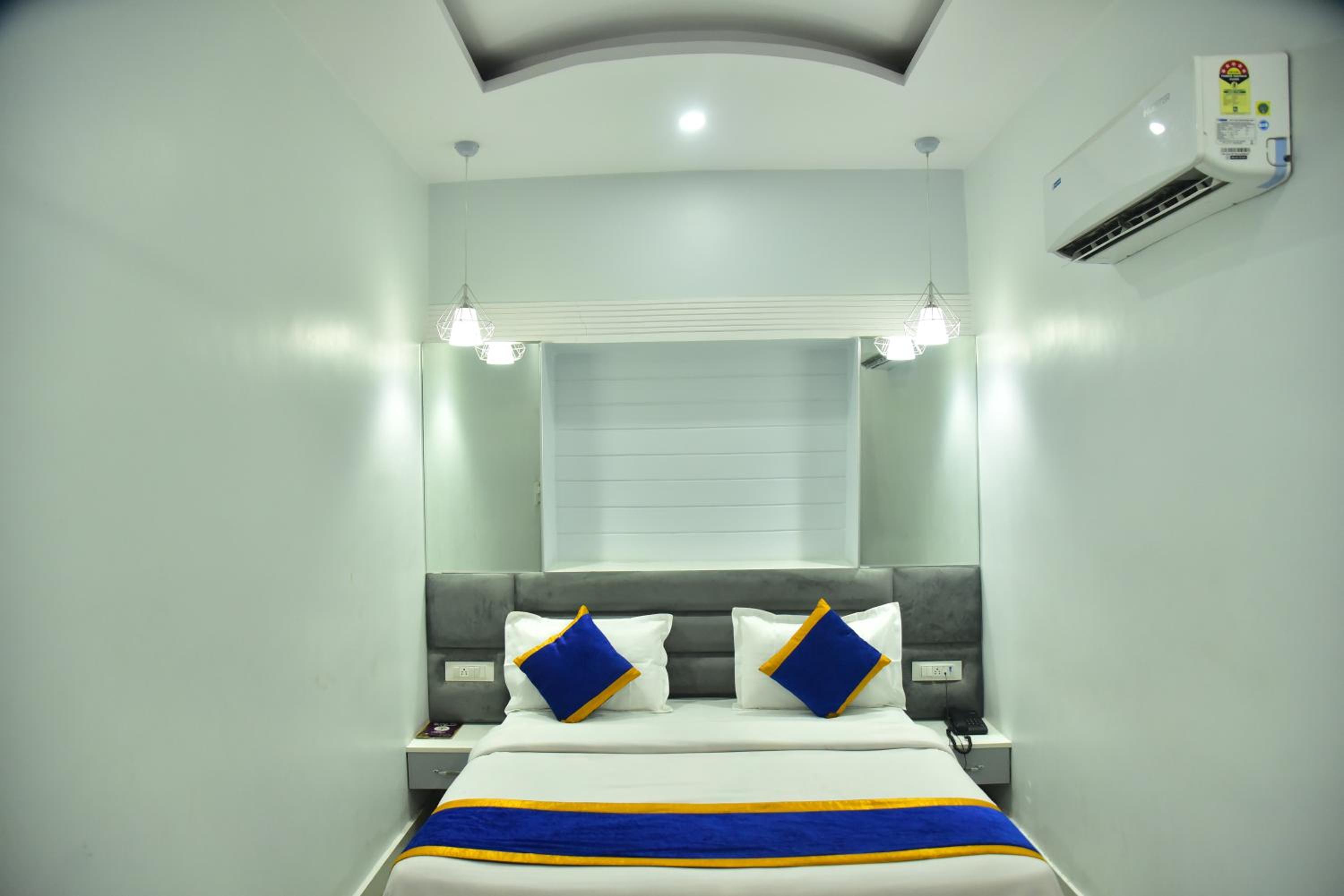 Deluxe Double Room - Photo 9