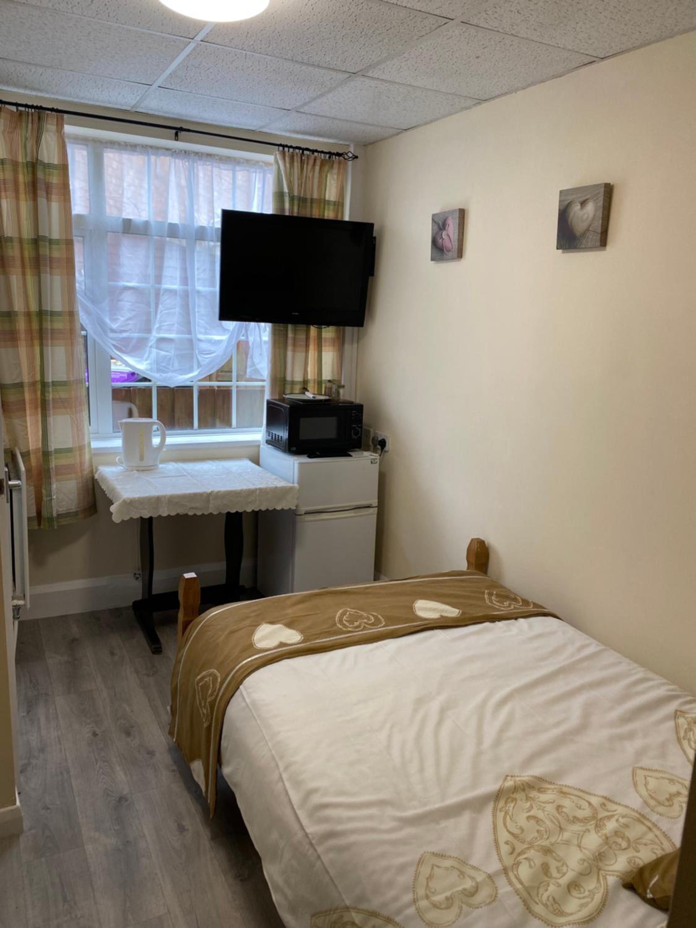 Single Room with Private Bathroom photo 2