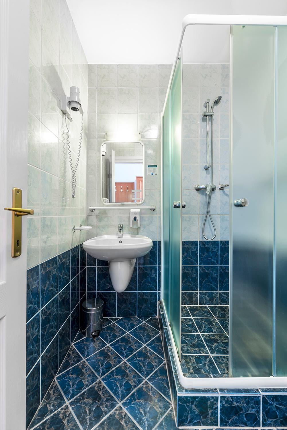 Double or Twin Room - Photo 9