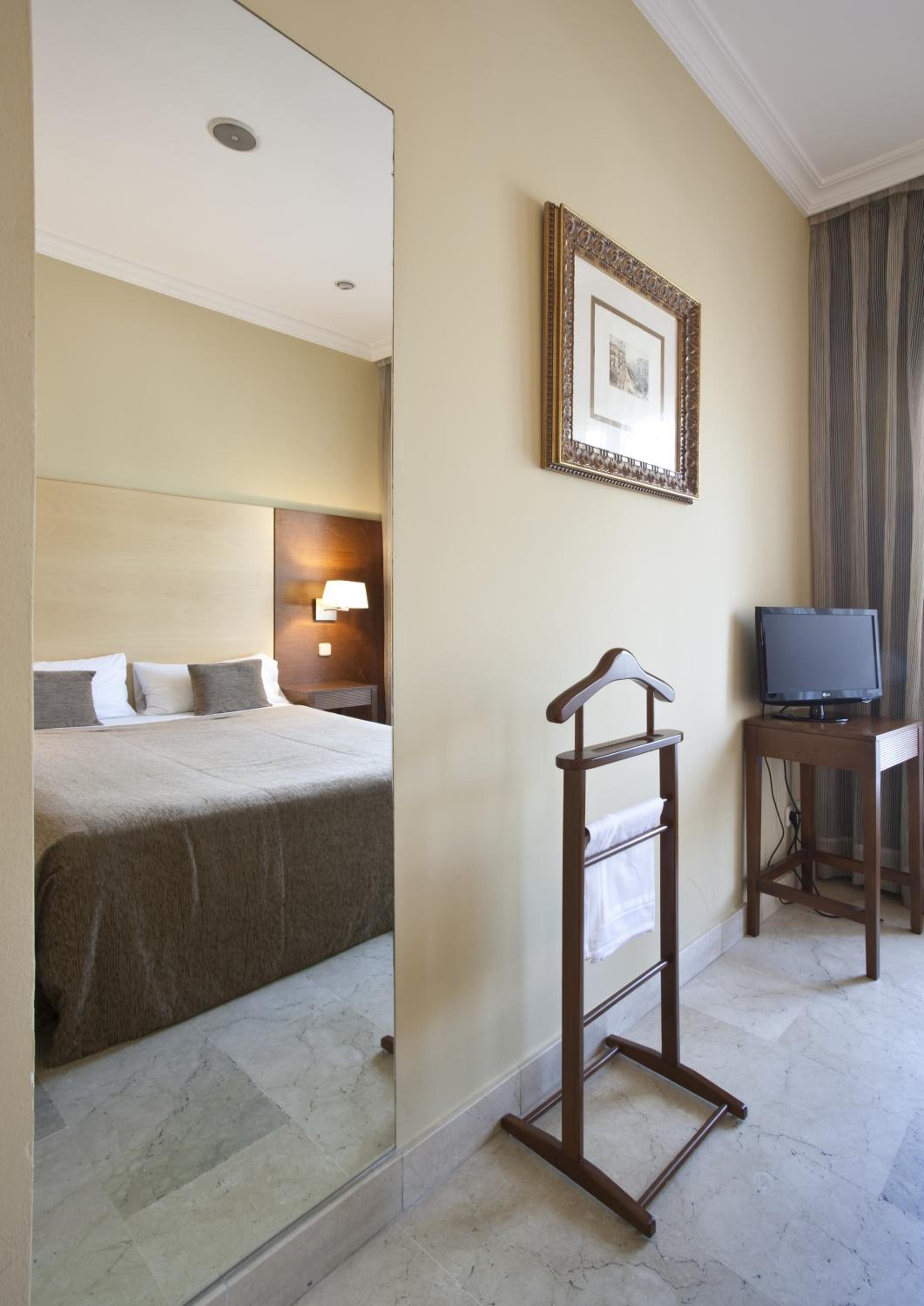 Triple Room (2 Adults + 1 Child) - Photo 3