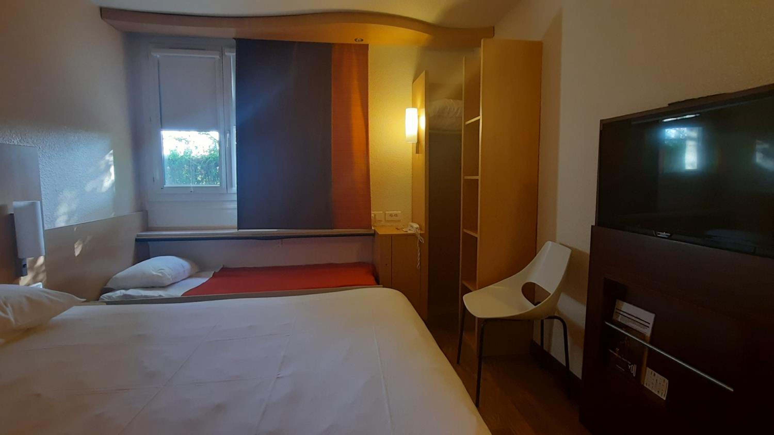 Standard Room with One Double Bed and One Single Bed (for one kid up to 12 year old) photo 3