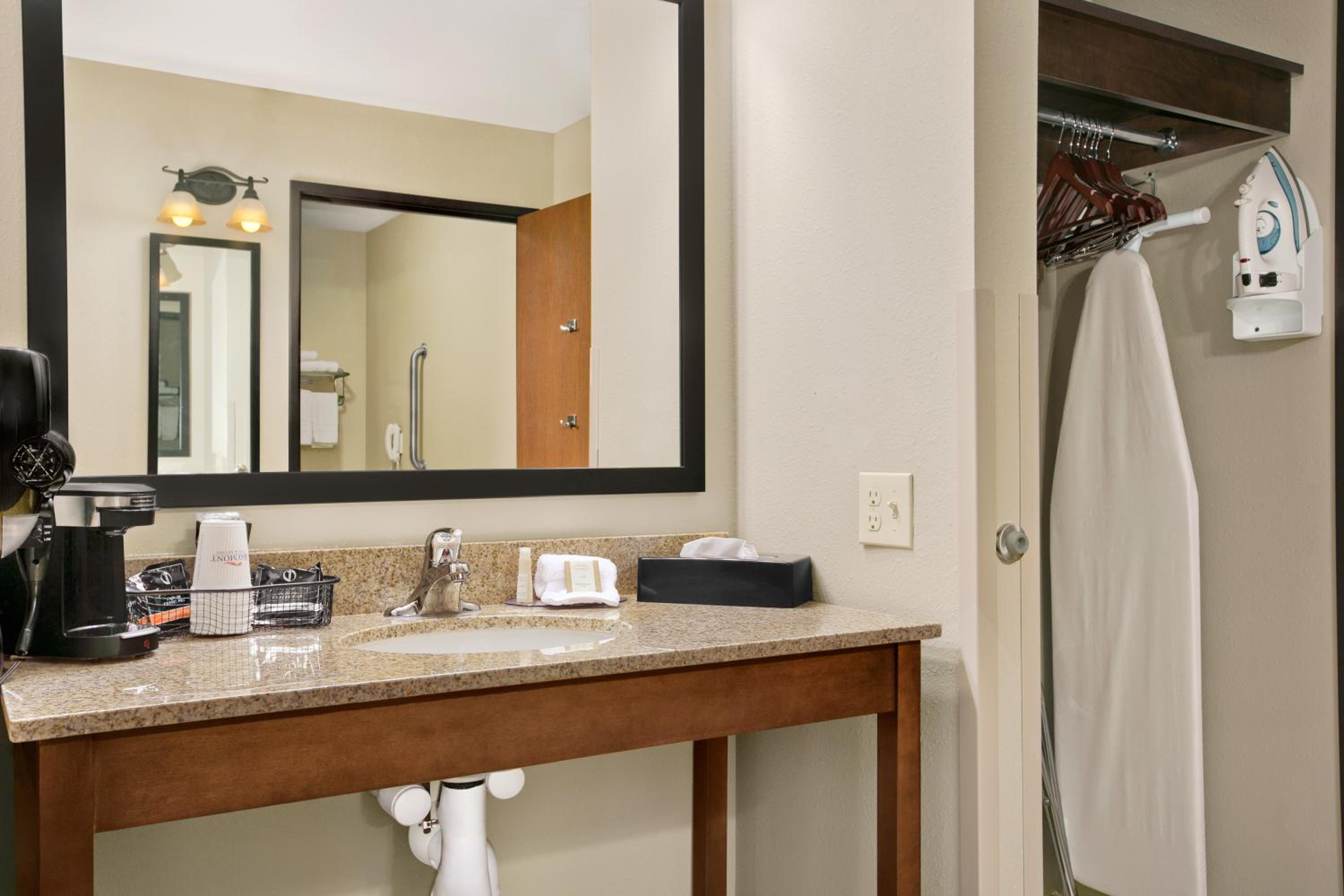 King Studio Suite - Mobility Access/Non-Smoking photo 2