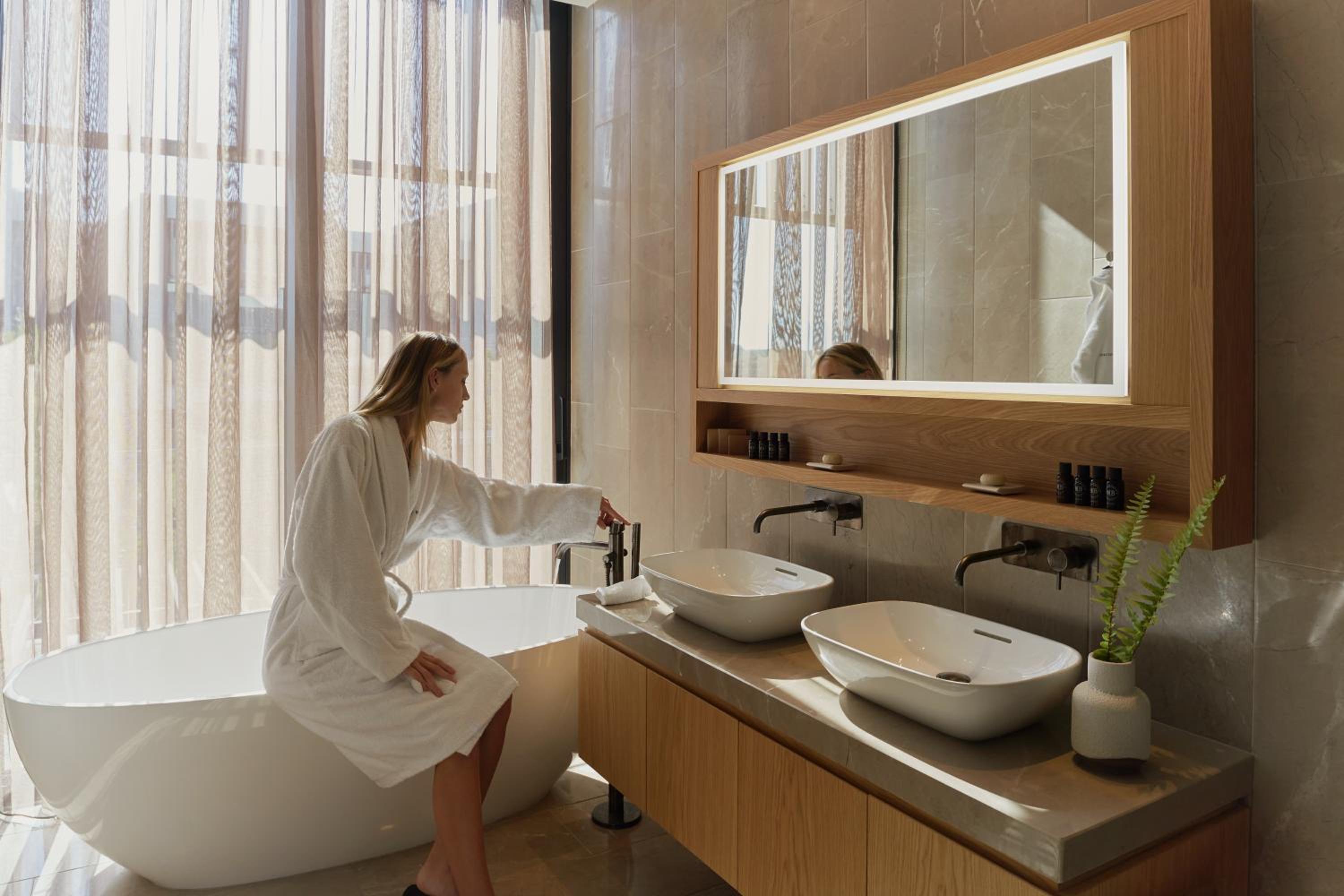 Luxe Spa Suite - Photo 5