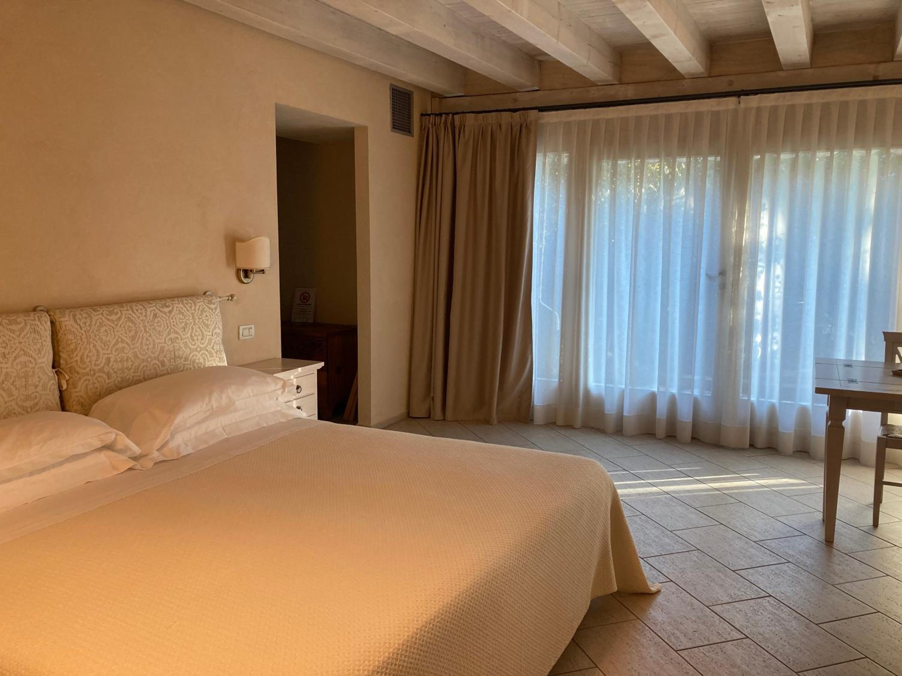 Deluxe King Room - Photo 2