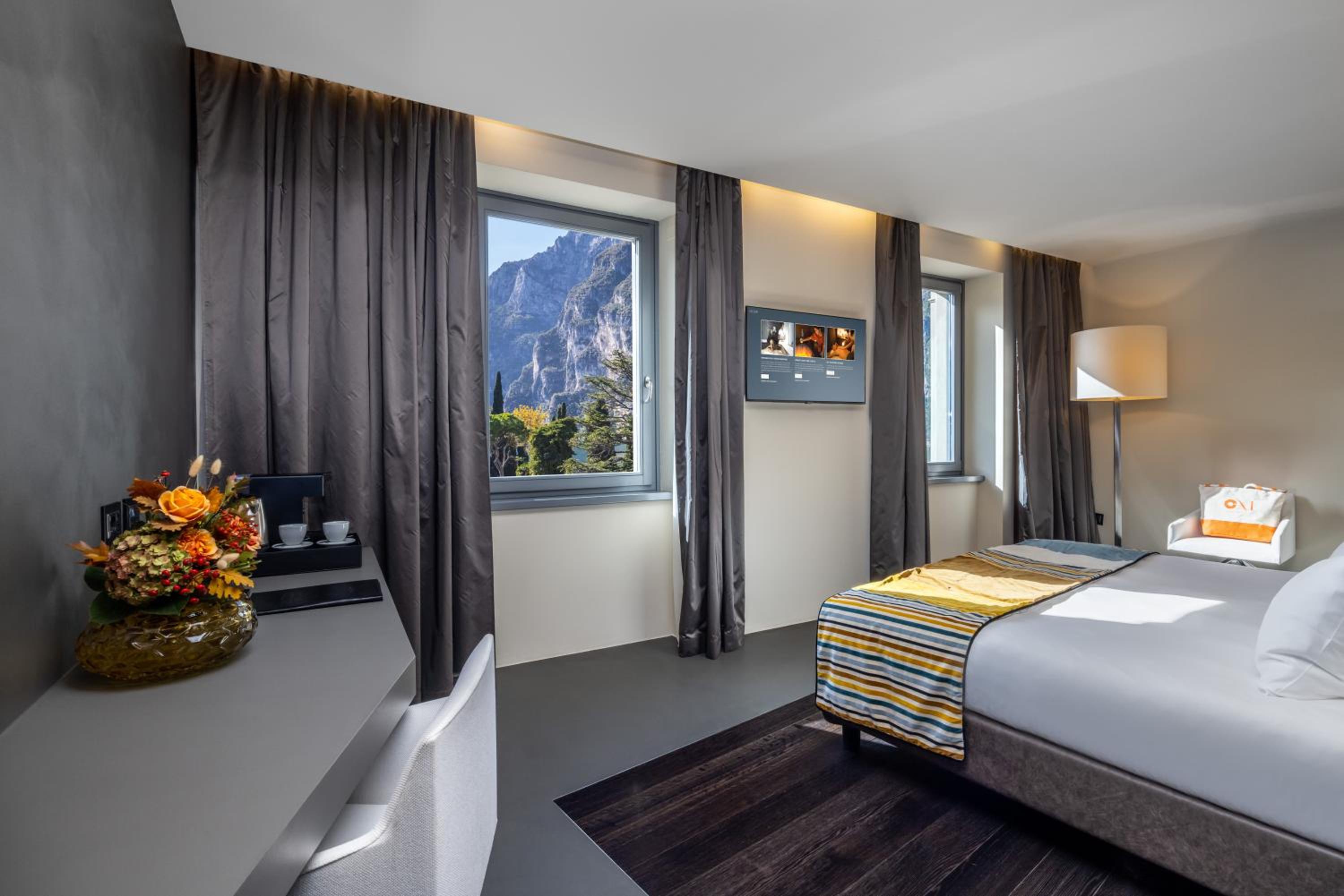 Double or Twin Room with Lake View - Photo 2