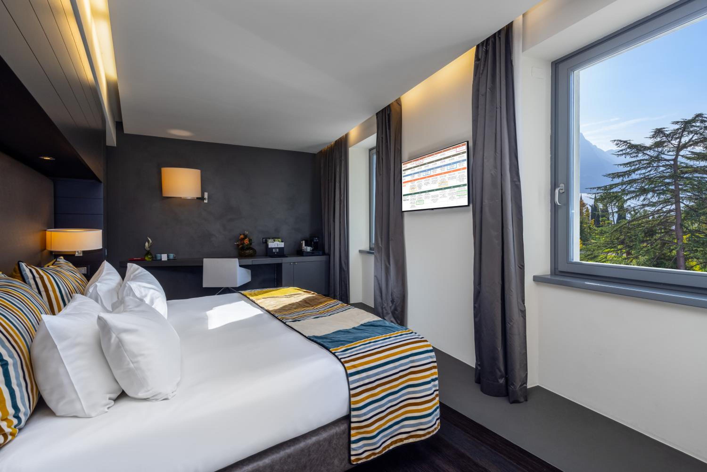 Double or Twin Room with Lake View - Photo 1